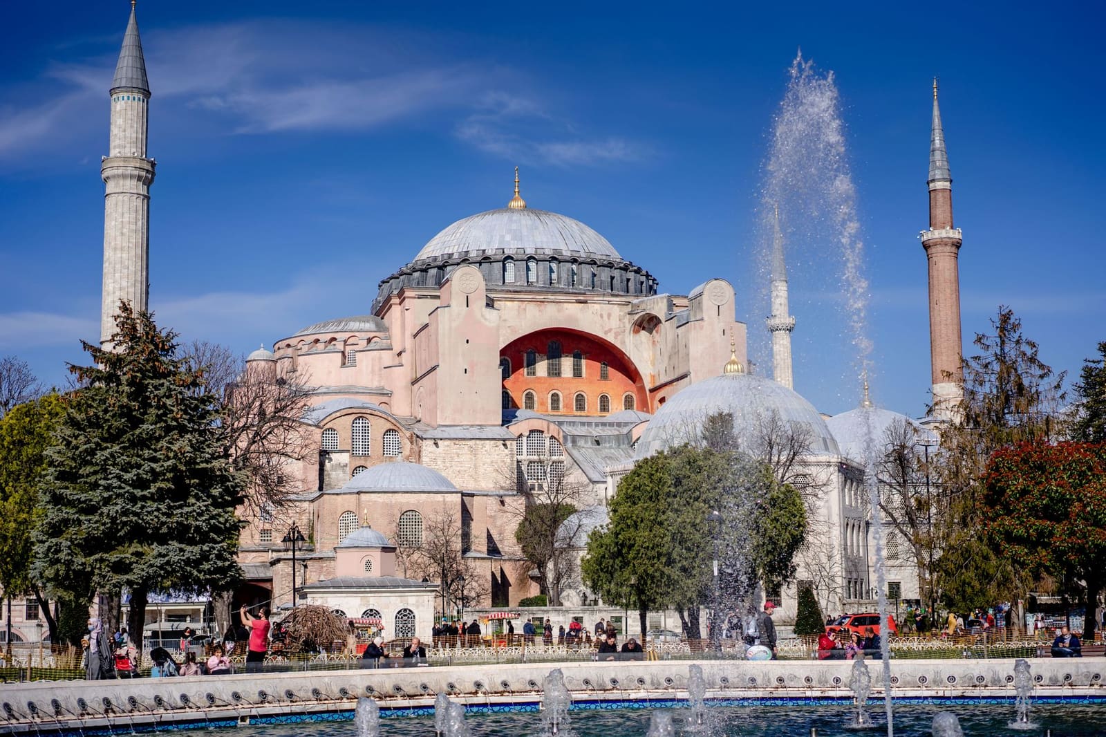 Vue de la basilique Sainte-Sophie depuis la fontaine de Sultanahmet.