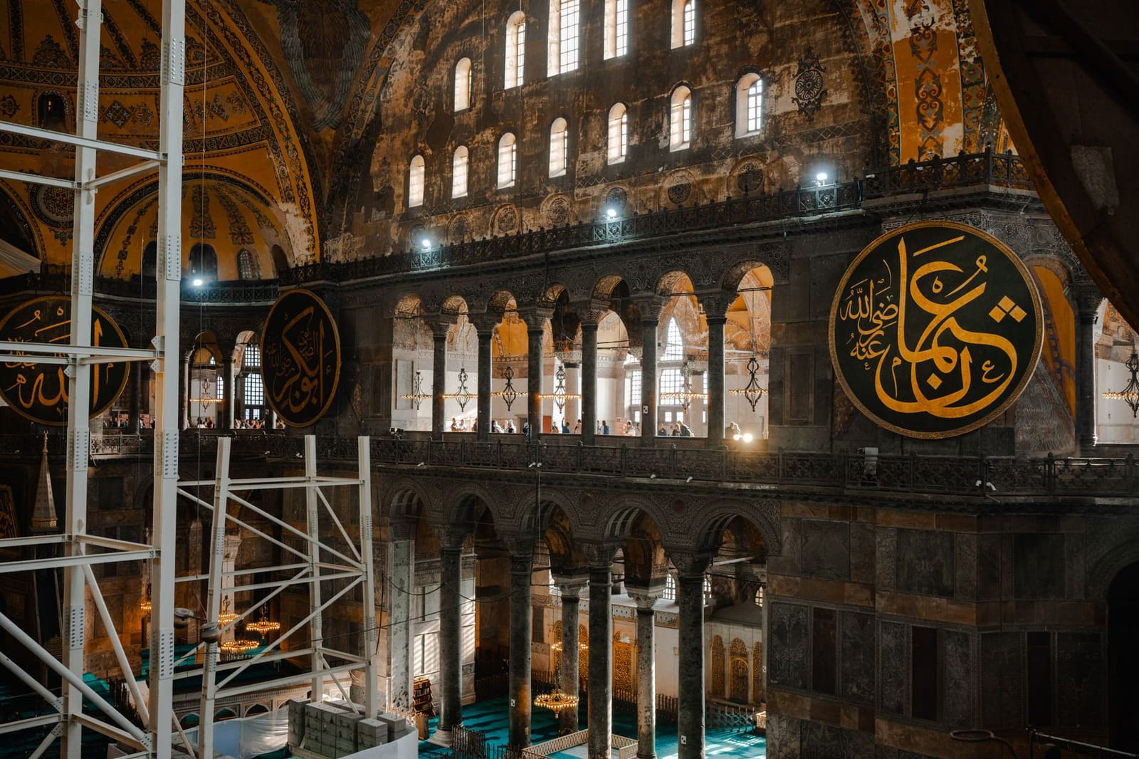 Vue intérieure des galeries historiques et des colonnes de la basilique Sainte-Sophie.
