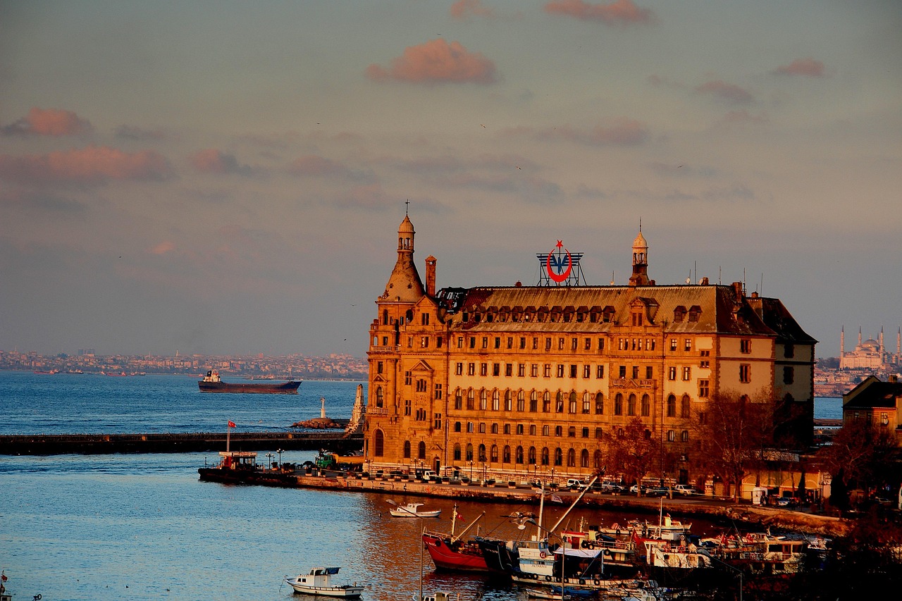 La façade majestueuse de la gare de Haydarpaşa illuminée par le soleil couchant.