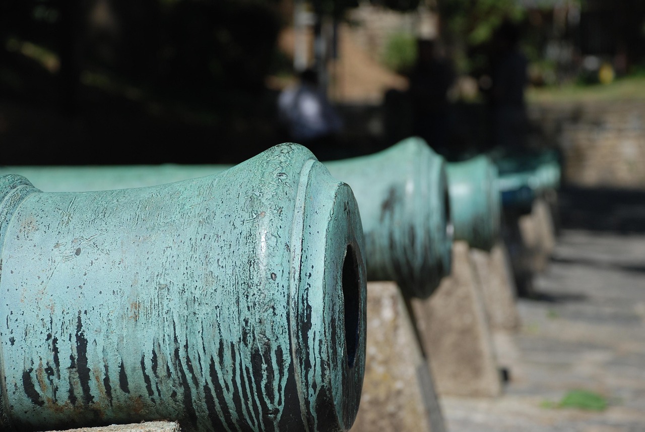 Canons historiques alignés devant les murs de la forteresse médiévale d'Anadolu Hisarı.