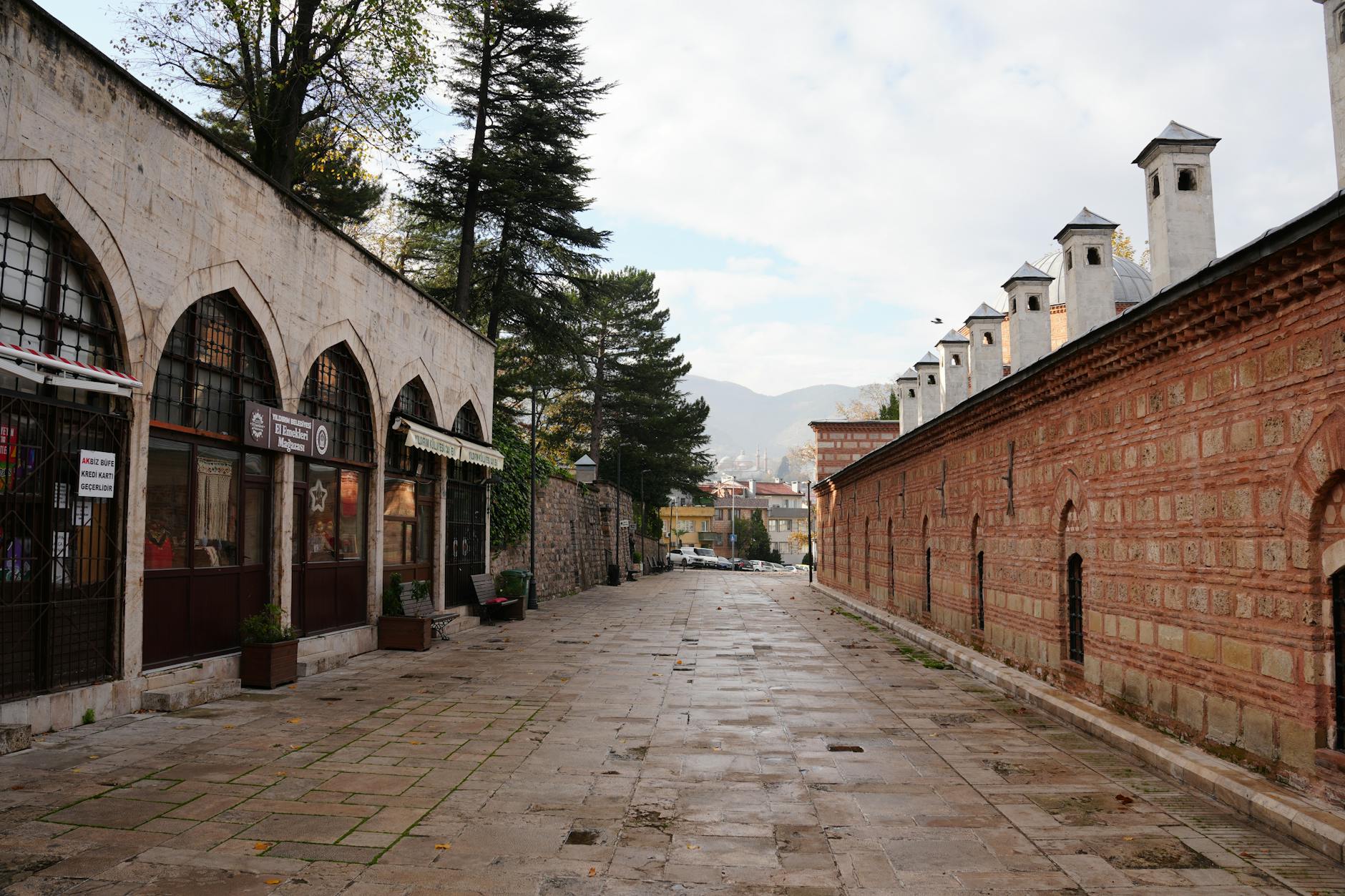 Extérieur d'un hamam historique avec des cheminées traditionnelles en pierre à Istanbul.