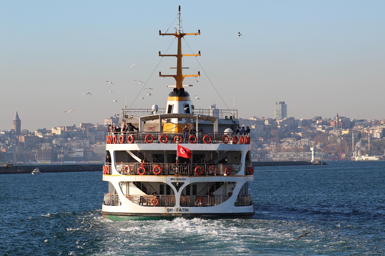 Un ferry traditionnel traverse le Bosphore vers le quartier animé de Kadıköy.