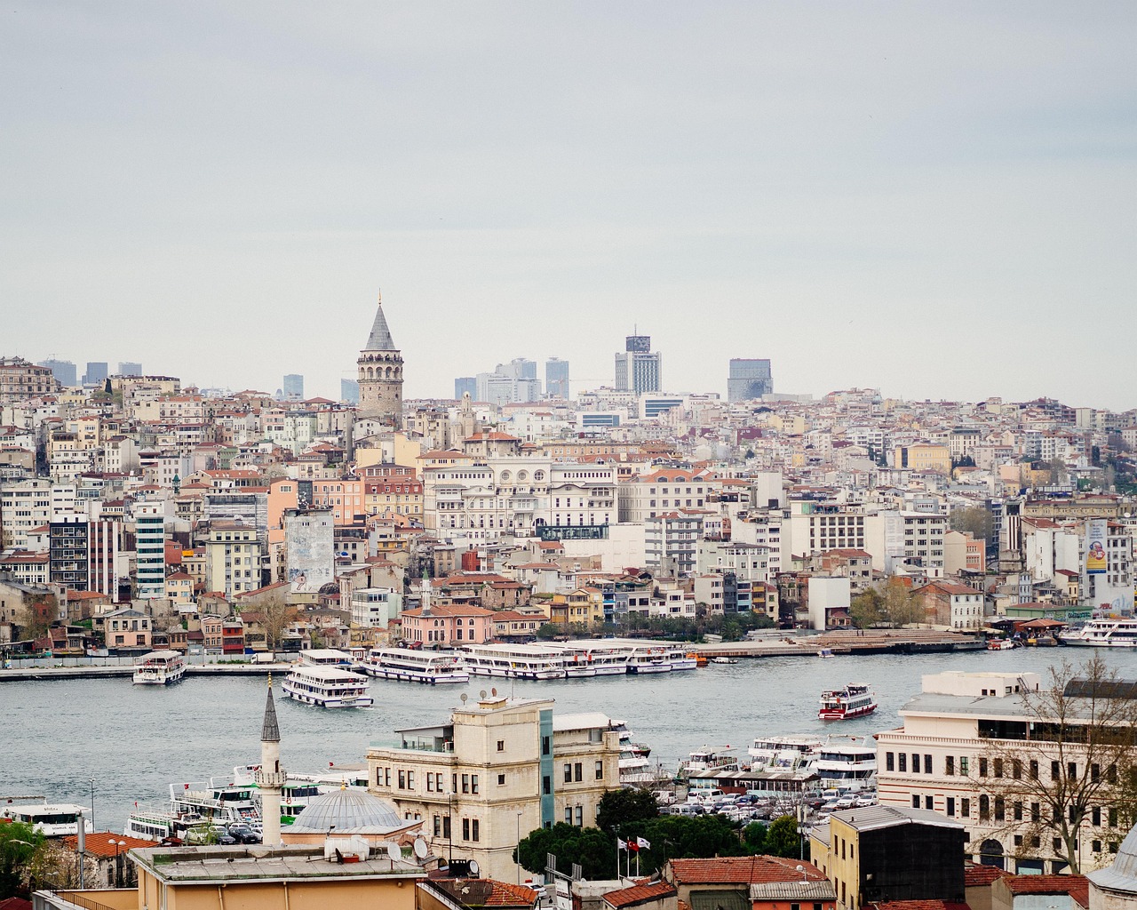 Vue panoramique d'Istanbul avec de nombreux ferries naviguant sur la Corne d'Or.