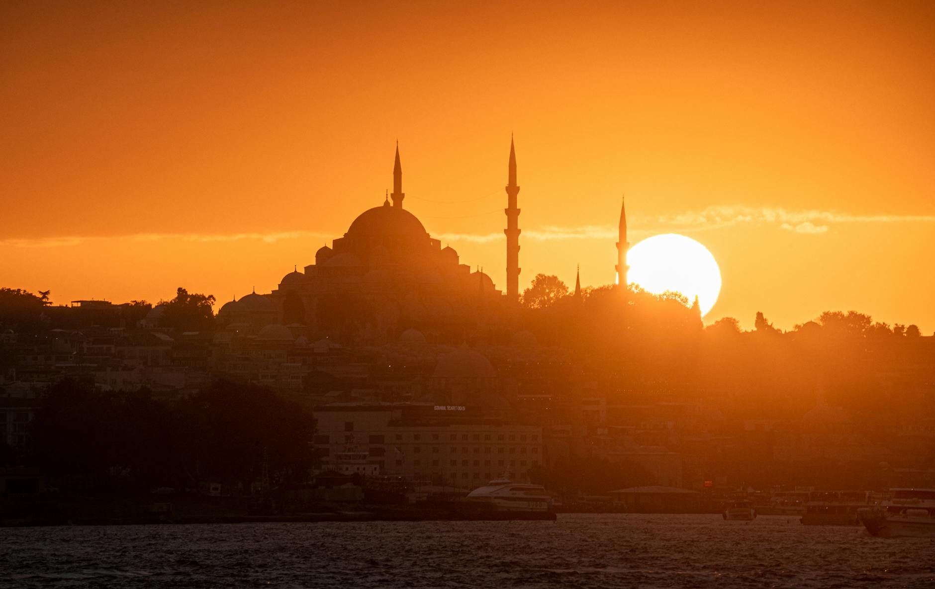 Silhouette d'une mosquée d'Istanbul au coucher du soleil pour l'Iftar pendant le Ramadan.