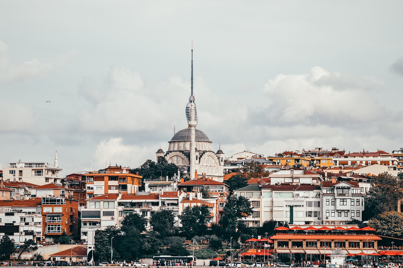 La tour de Çamlıca surplombe les quartiers denses d'Istanbul au bord du Bosphore.