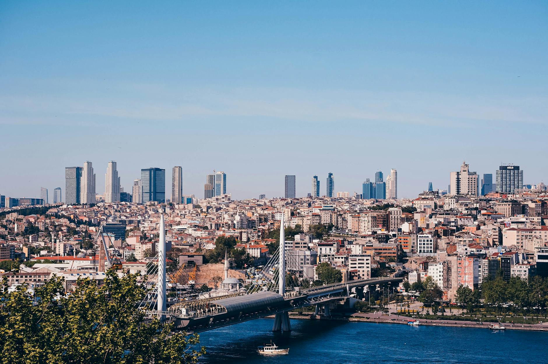 Vue aérienne du pont de métro et des gratte-ciels d'Istanbul.