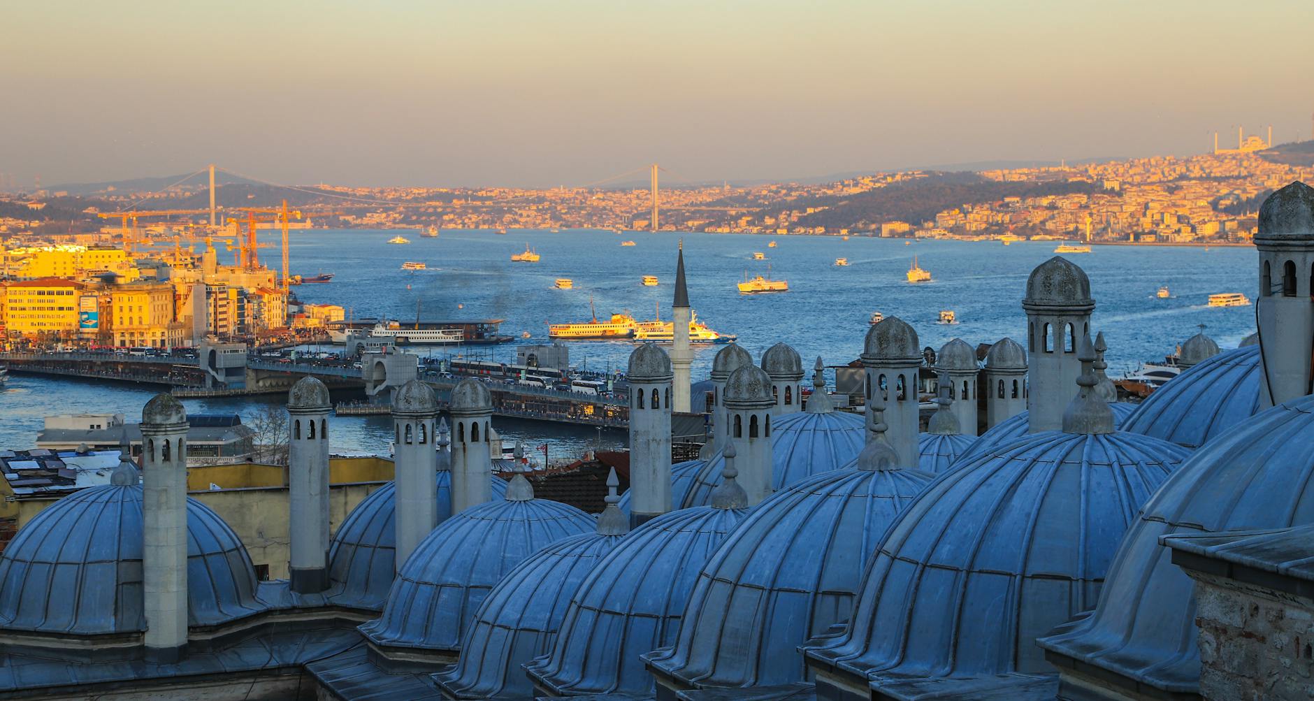 Vue imprenable sur les dômes des hamams d'Istanbul face au détroit du Bosphore.