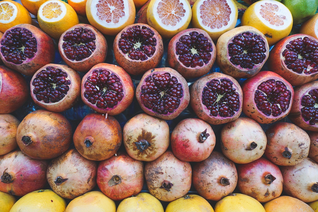 Étalage de grenades et d'agrumes frais pour les célèbres jus de fruits d'Istanbul.