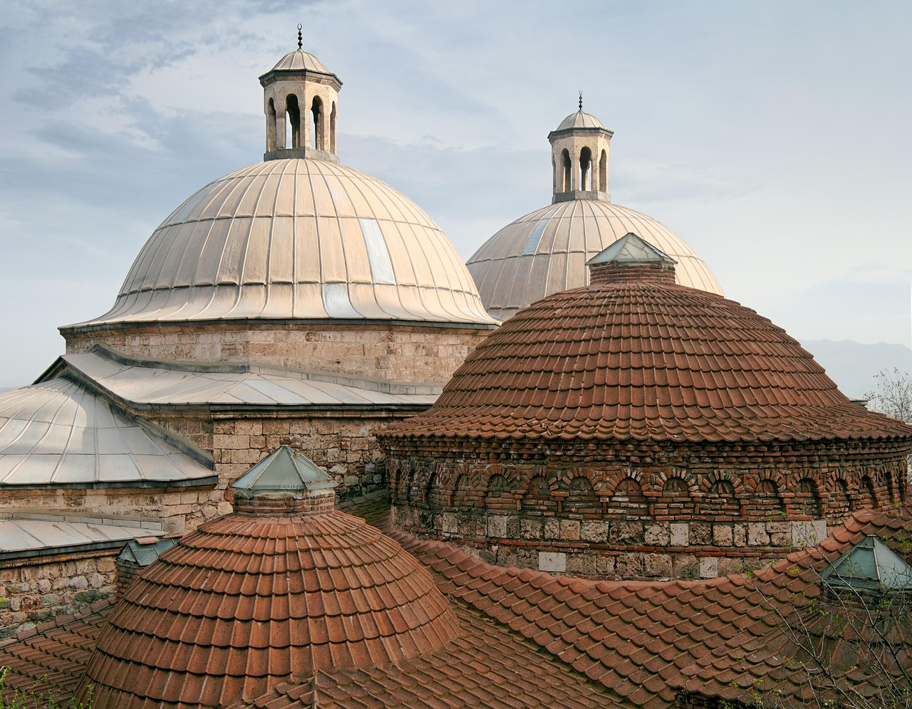 Vue extérieure des dômes traditionnels d'un hamam historique à Istanbul.