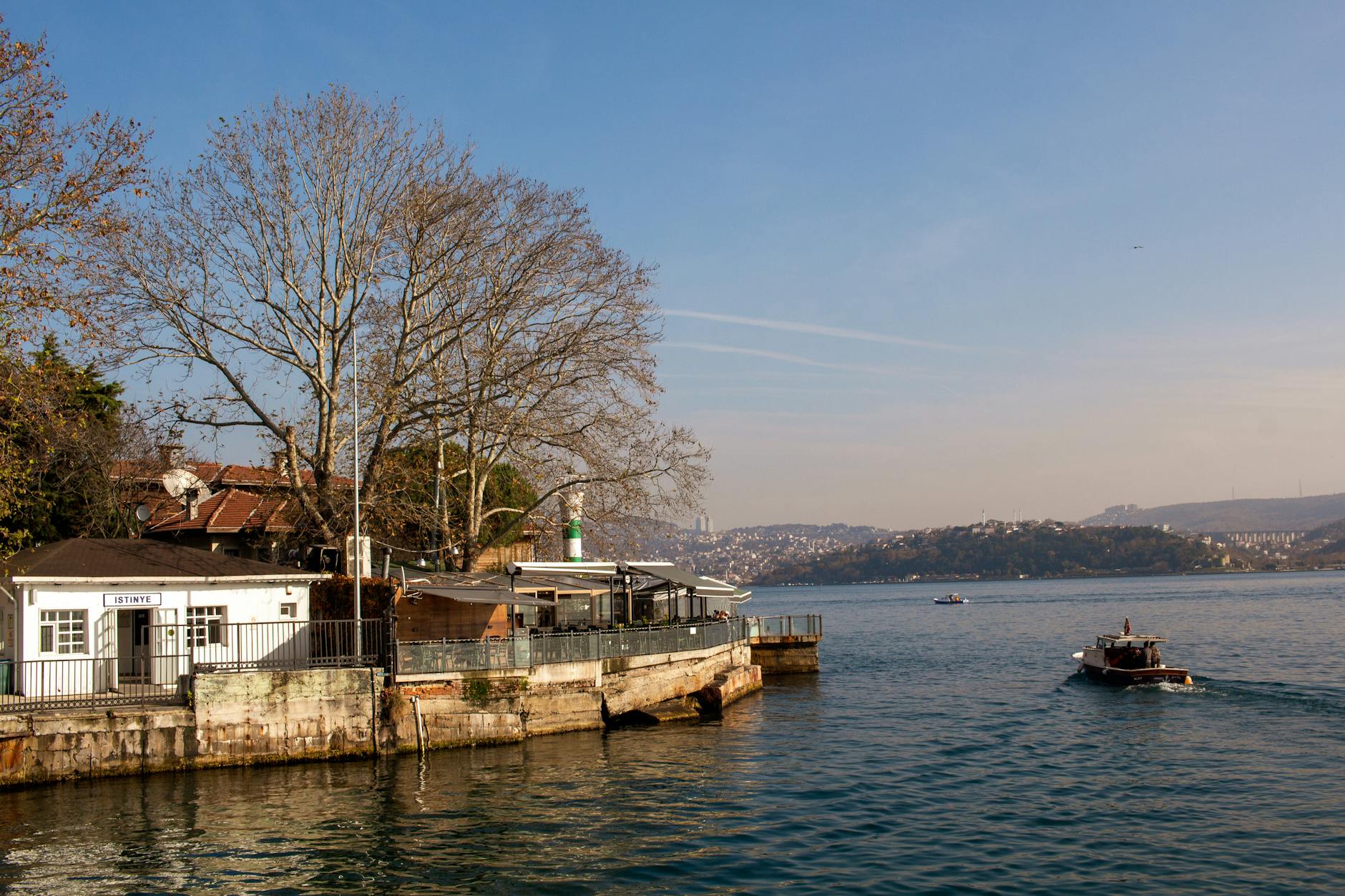 La station maritime d'İstinye au bord du Bosphore sous un ciel bleu clair.