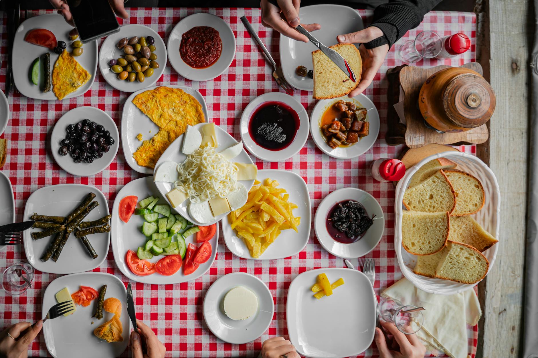 Table de kahvaltı abondante avec fromages, olives, miel et pain frais dans un café de Cihangir.