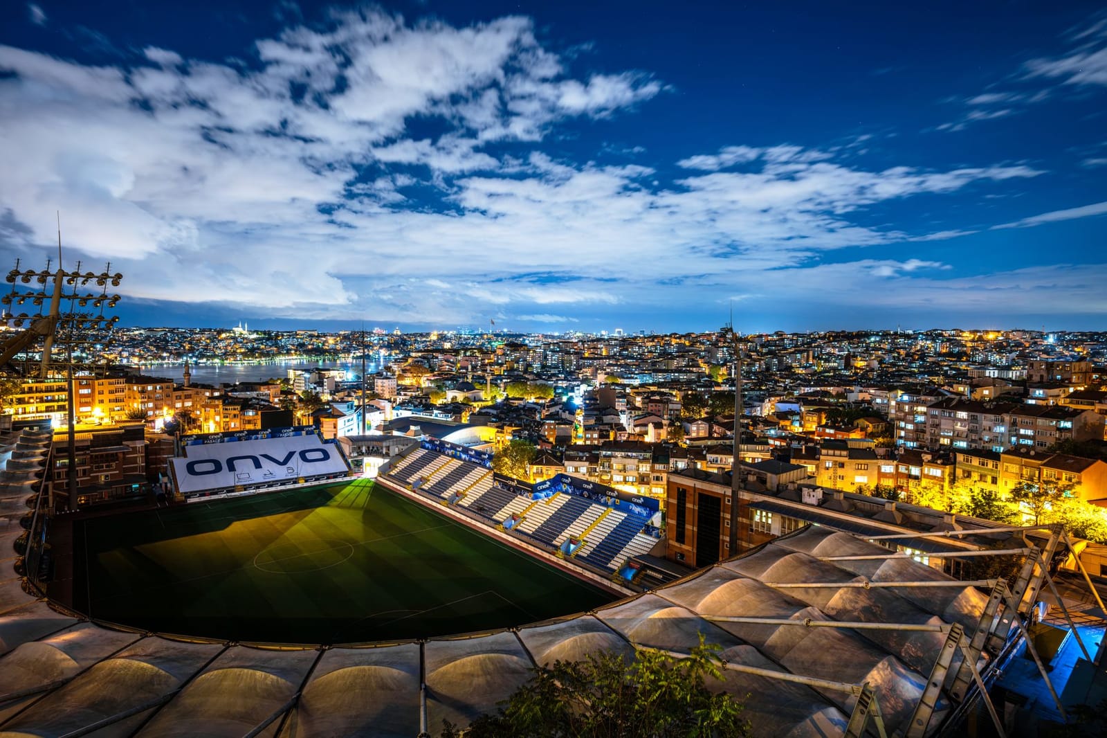 Vue nocturne sur le stade de Kasımpaşa au cœur d'Istanbul.
