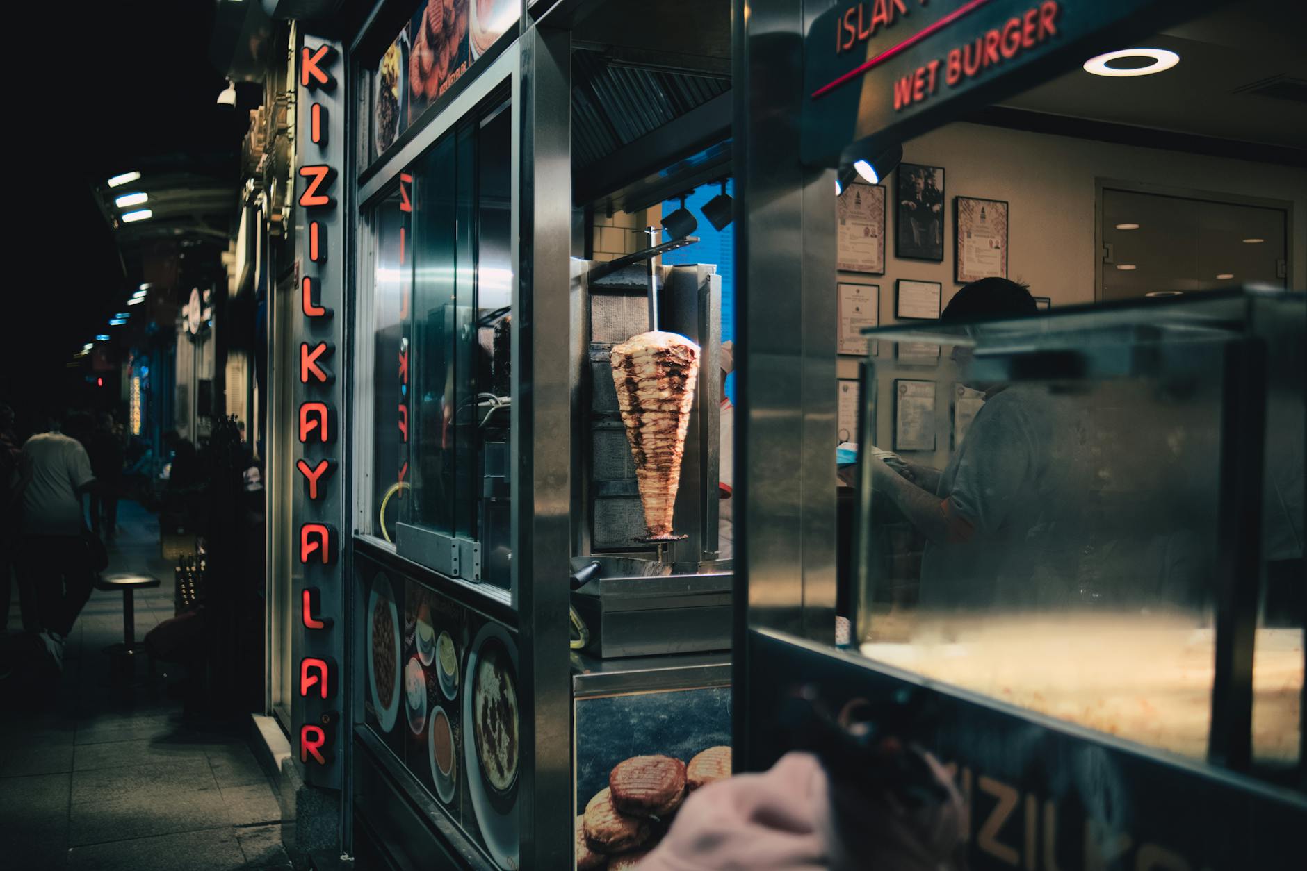 La célèbre enseigne Kizilkayalar à Taksim servant des Islak Burgers typiques d'Istanbul.