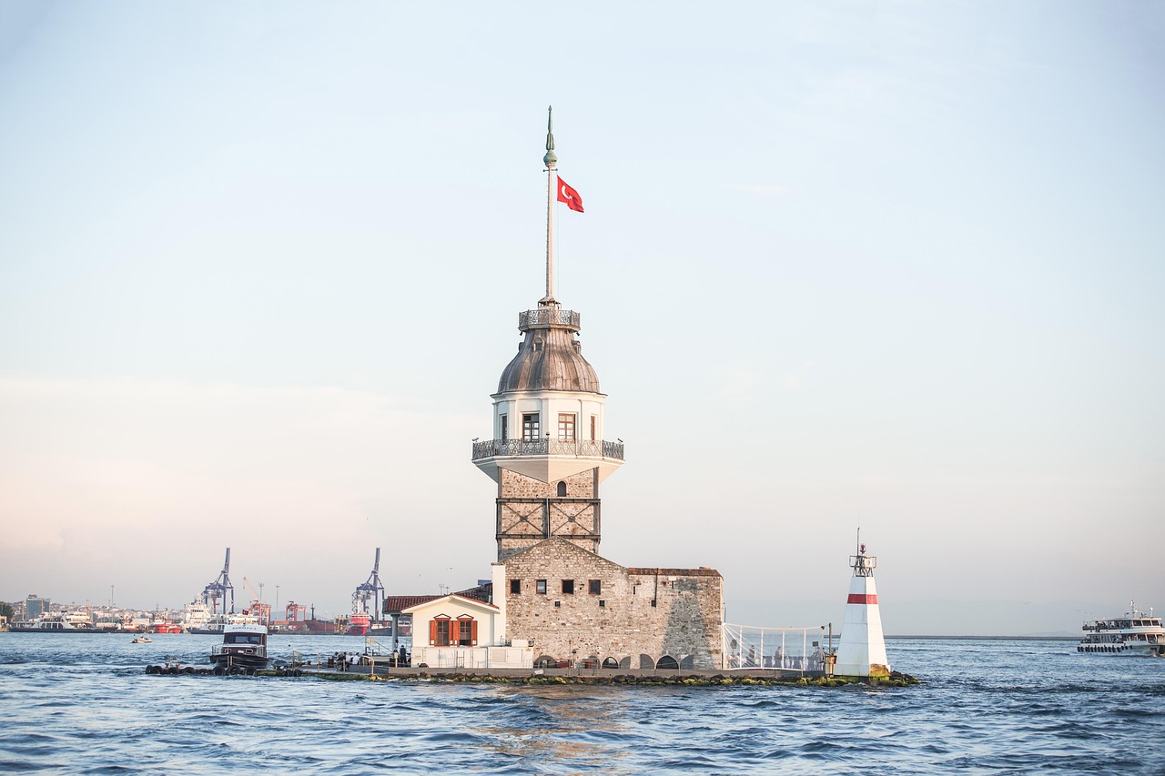 La Tour de Léandre isolée sur l'eau au milieu du détroit du Bosphore.