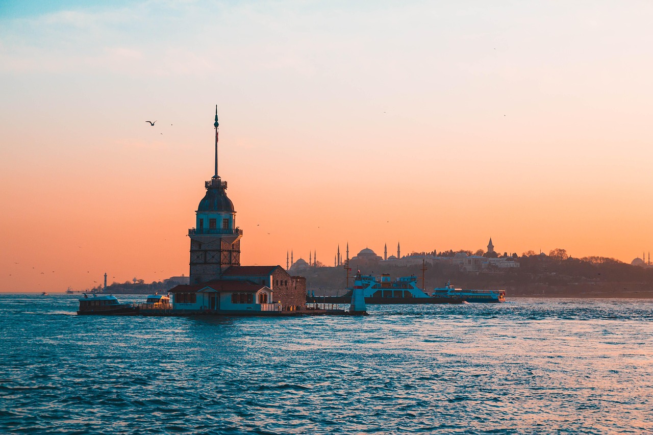 Tour de la Pucelle au coucher du soleil sur le Bosphore.