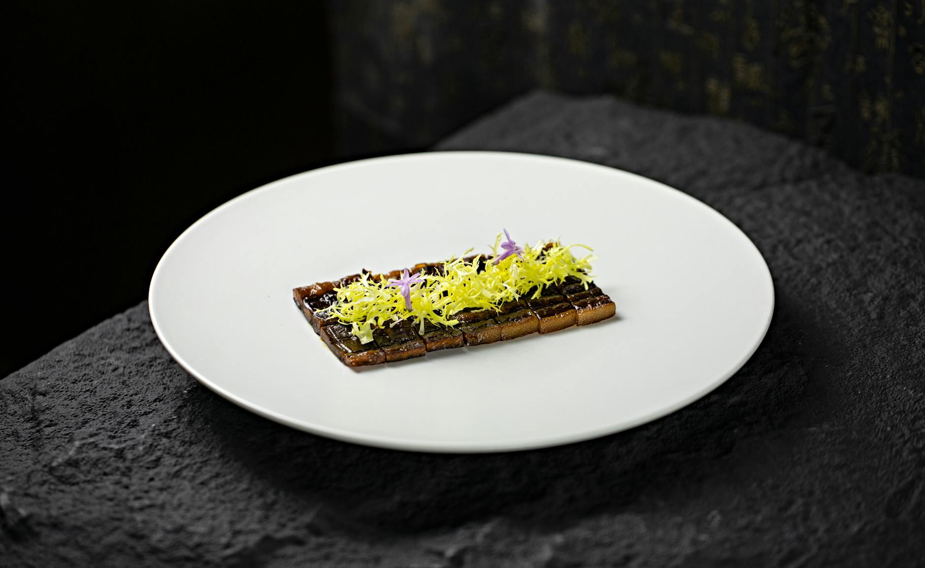 Un plat de poisson raffiné servi dans un restaurant étoilé Michelin à Istanbul.
