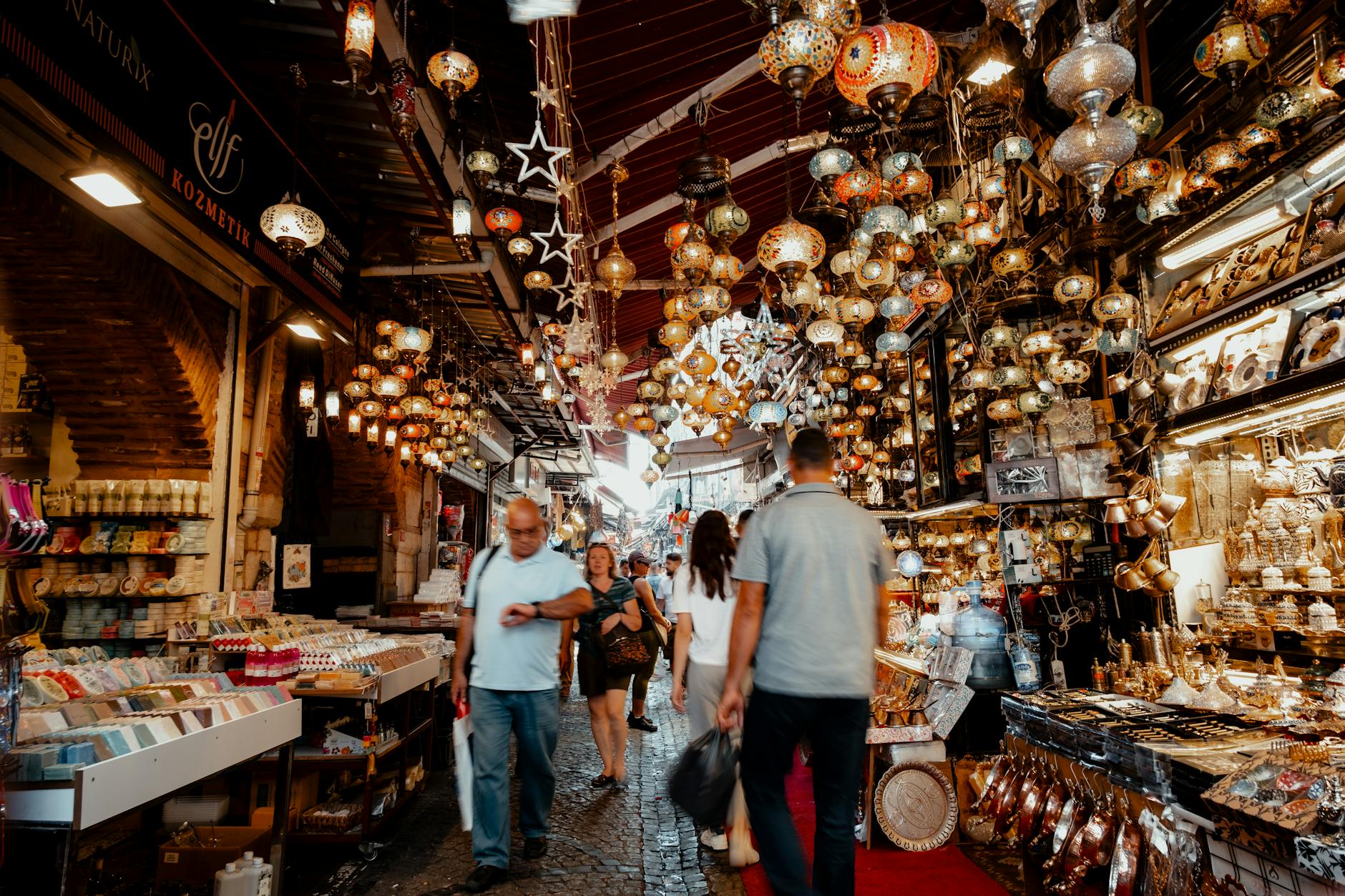 Boutique de lampes en mosaïque et d'artisanat local dans un marché d'Istanbul.