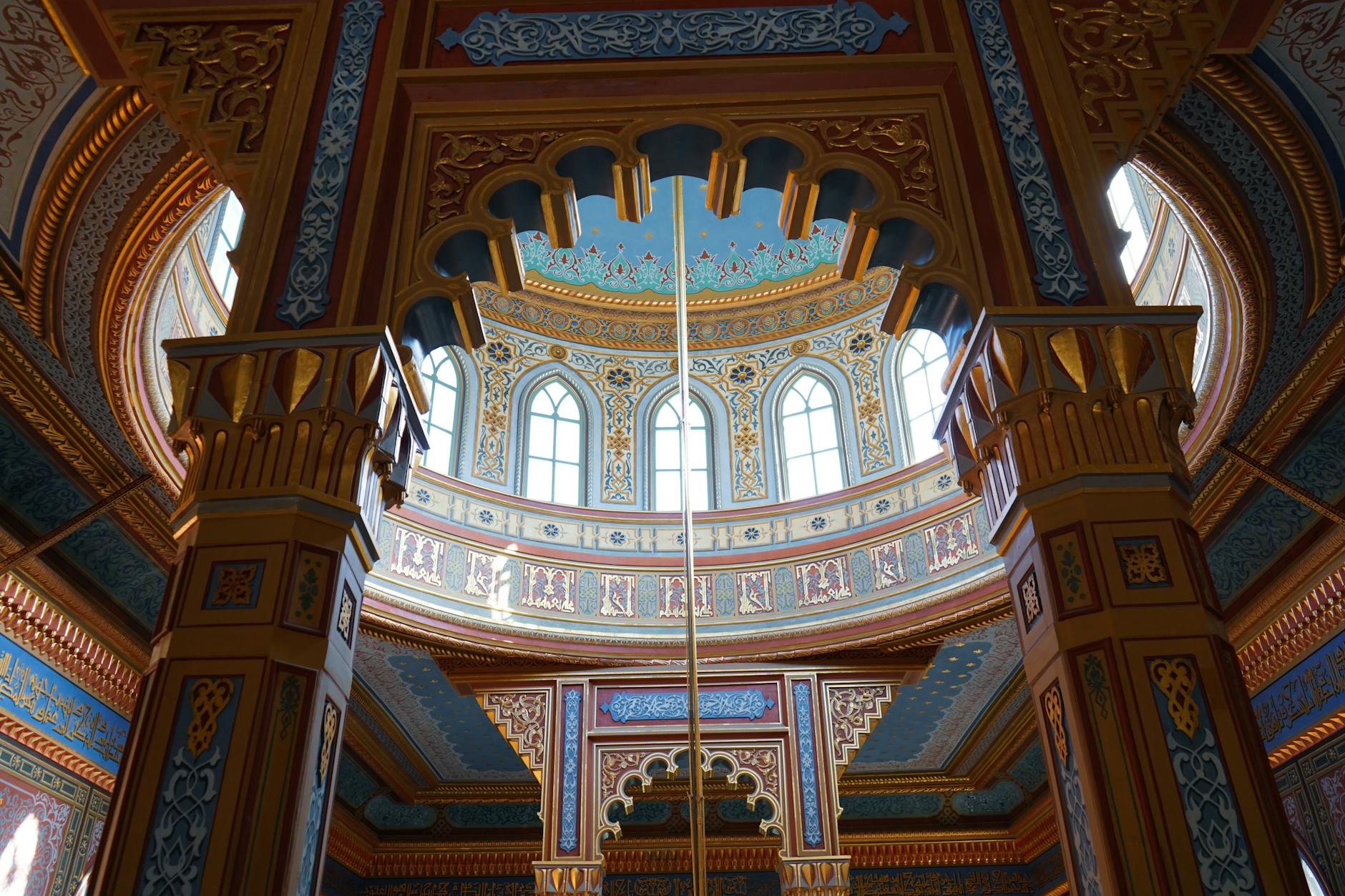 Intérieur orné de dorures d'un édifice historique dans le quartier Beşiktaş.