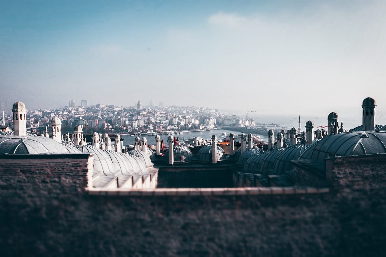 Vue sur les dômes et cheminées d'un bain ottoman traditionnel à Istanbul.