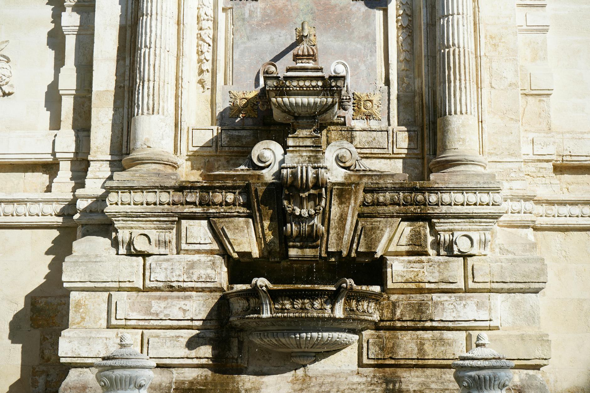 Détail architectural d'une fontaine en pierre sculptée dans un palais stambouliote.