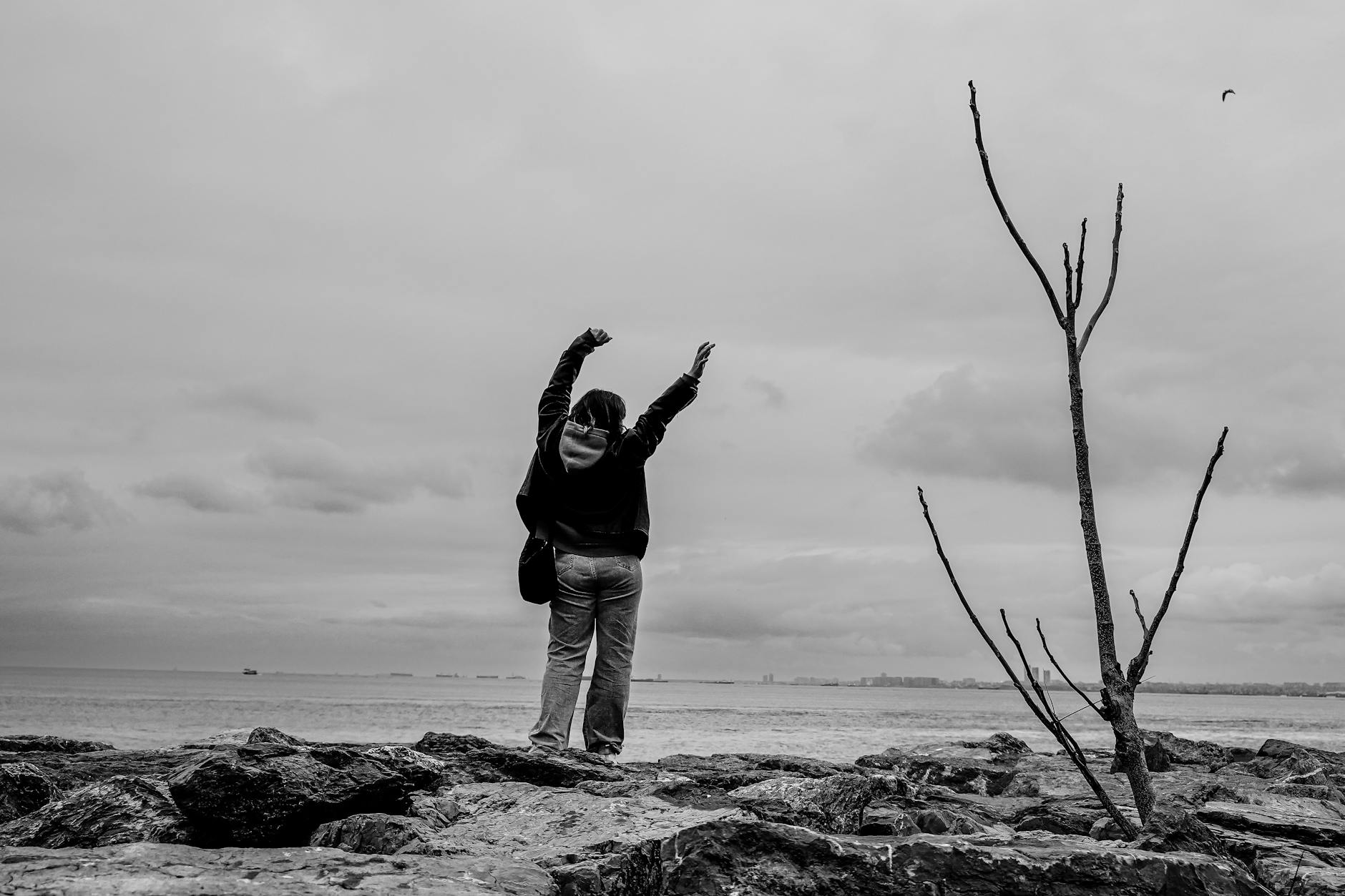 Un instant de liberté face à l'horizon marin sur la côte de Caddebostan.
