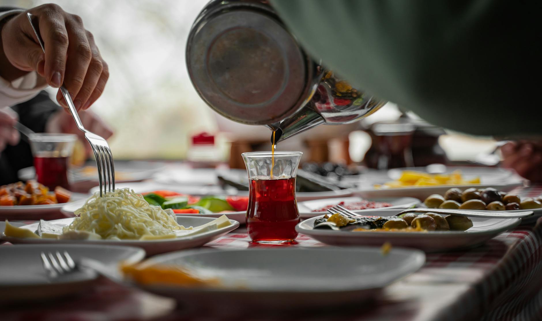 Verre de thé turc servi lors d'un authentique petit-déjeuner à Cihangir.
