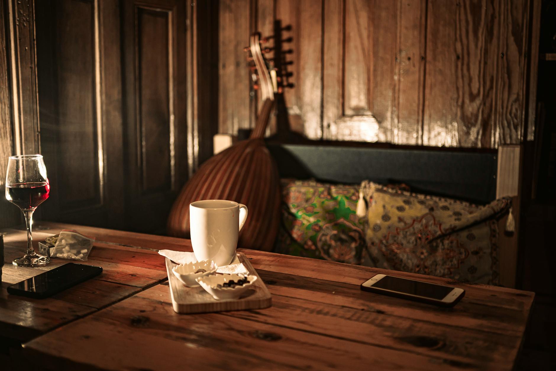 Un verre de vin rouge et un oud dans un bar traditionnel stambouliote.