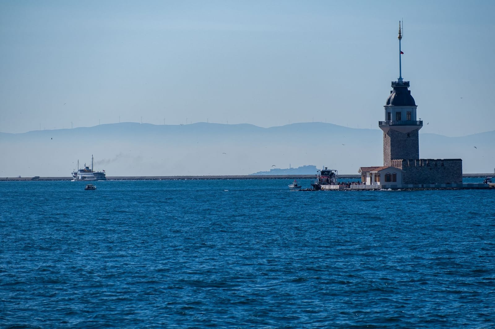 La Tour de Léandre rénovée bordée par les navettes maritimes traversant le détroit.
