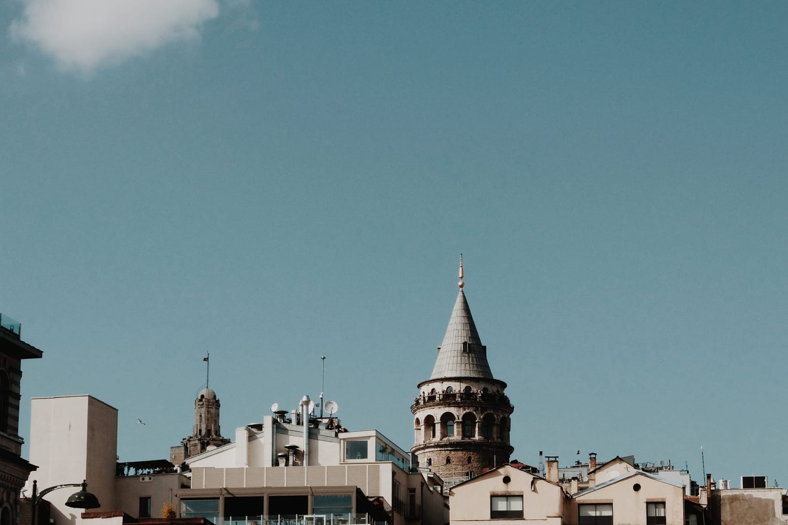 Gros plan sur le cône rénové de la tour de Galata à Istanbul.