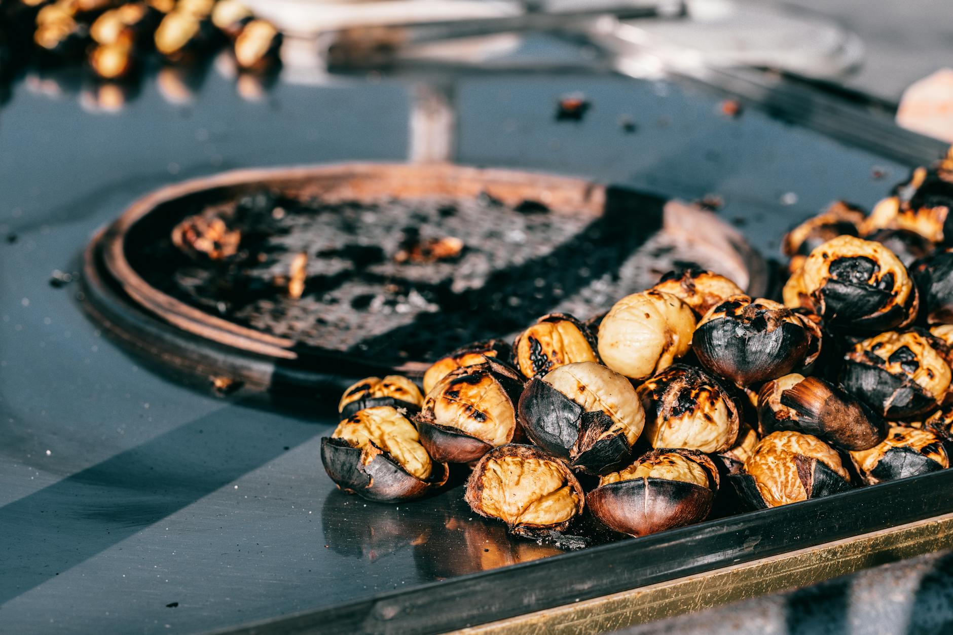 Gros plan sur des marrons grillés croustillants vendus dans les rues d'Istanbul.
