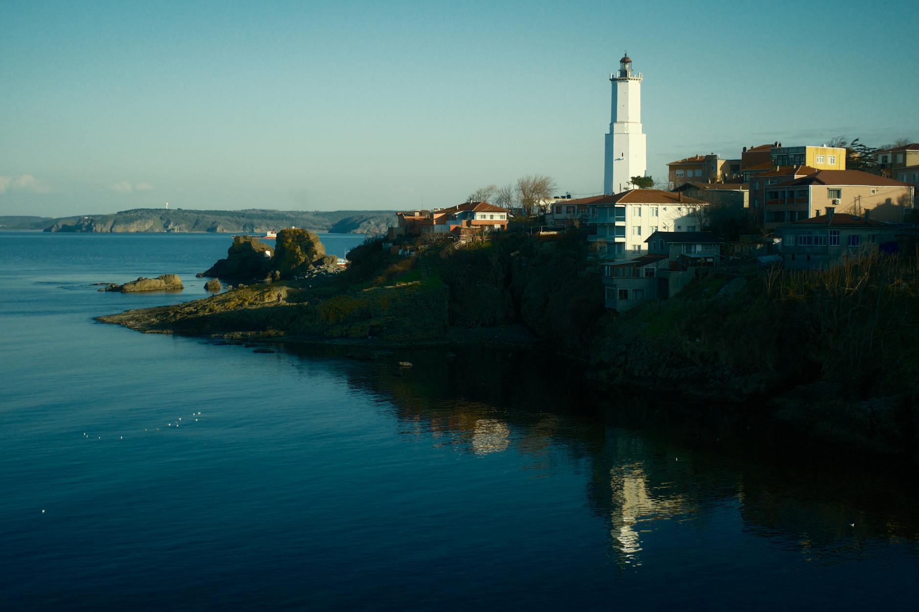Le phare blanc de Rumeli Feneri domine le village de pêcheurs au bord du Bosphore.