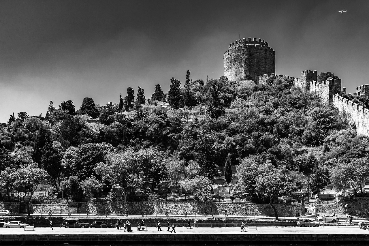 La tour médiévale de Rumeli Hisarı domine la promenade matinale le long de l'eau.