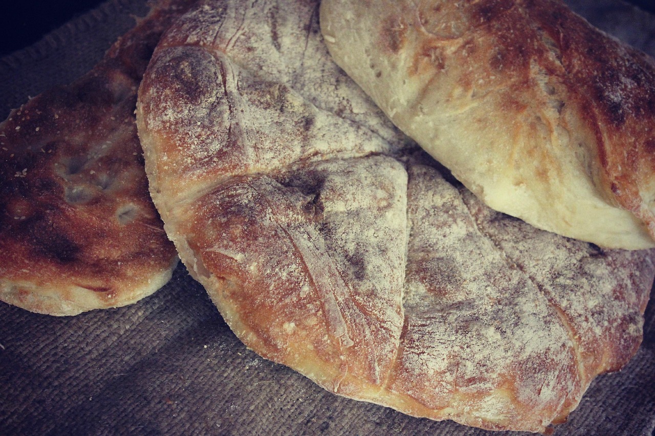 Pains turcs artisanaux à la croûte farinée et dorée.
