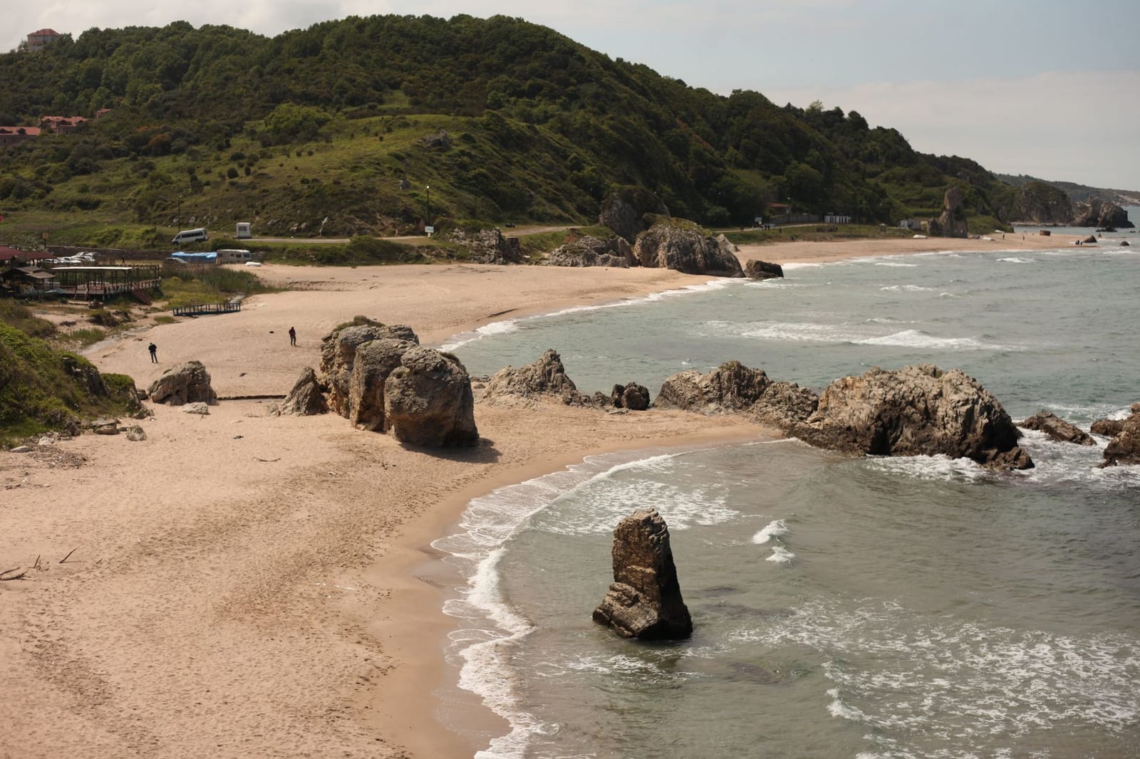 Plage sauvage parsemée de formations rocheuses sur la côte de la mer Noire.