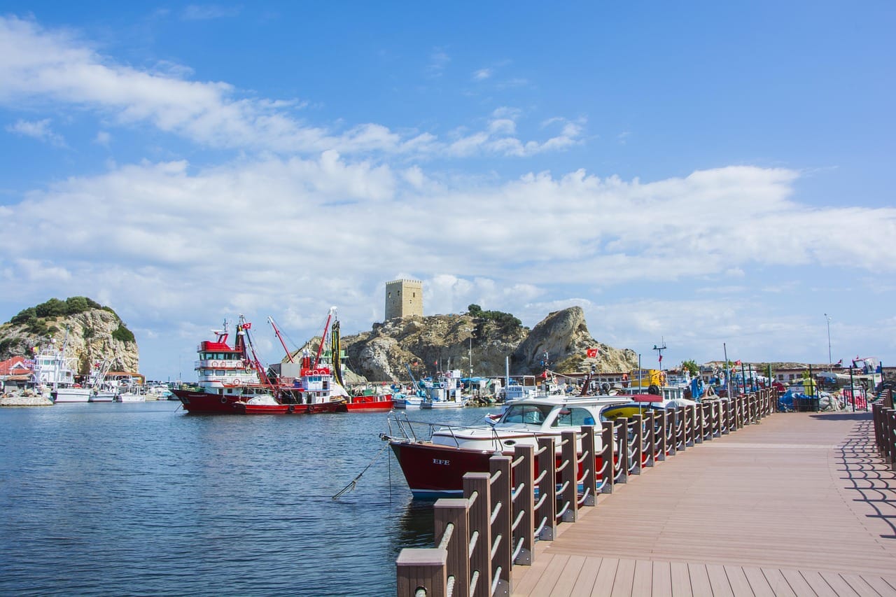Port de pêche de Şile dominé par son château historique.