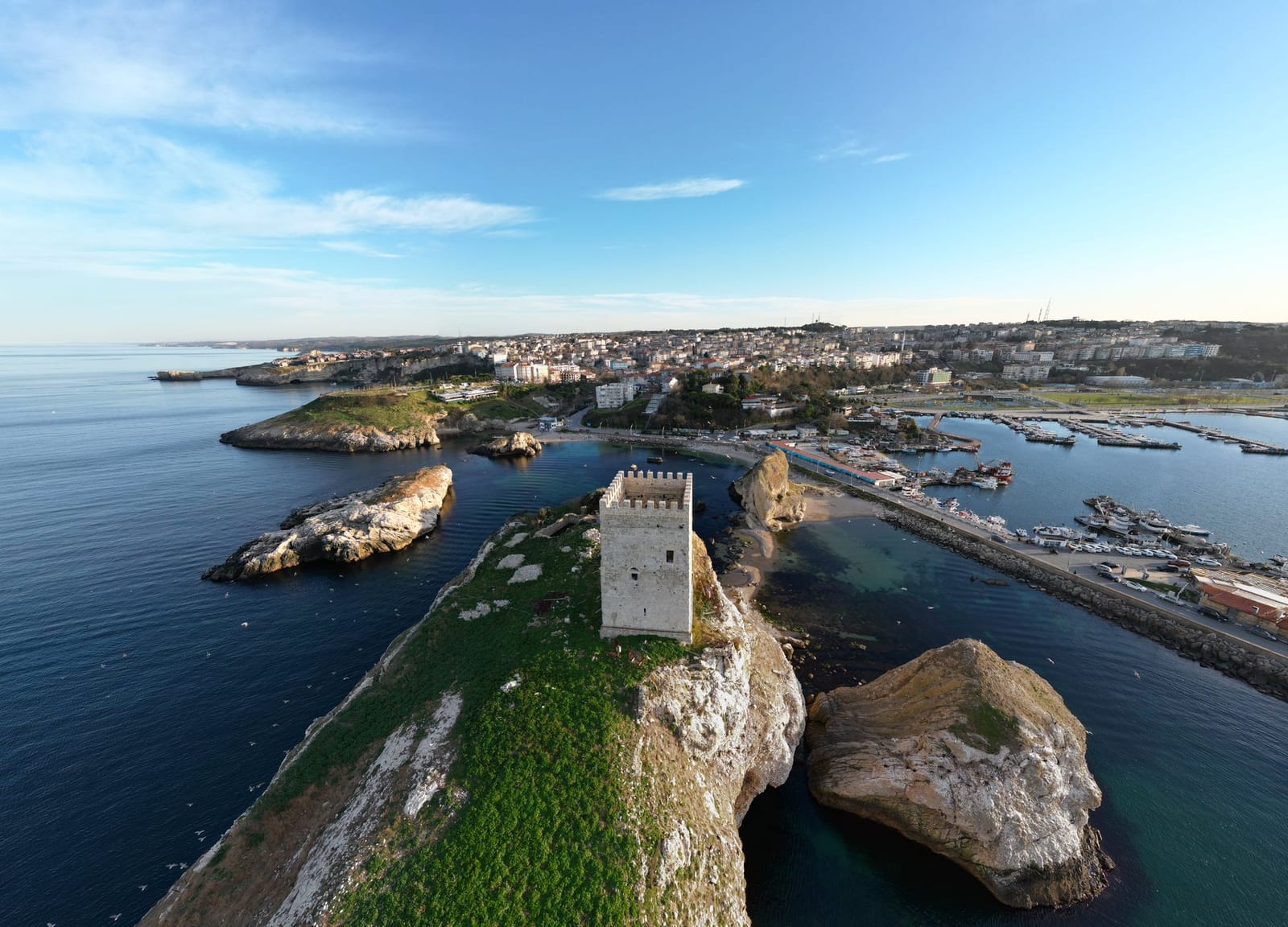 Le château historique de Şile surplombant la mer Noire et le port.