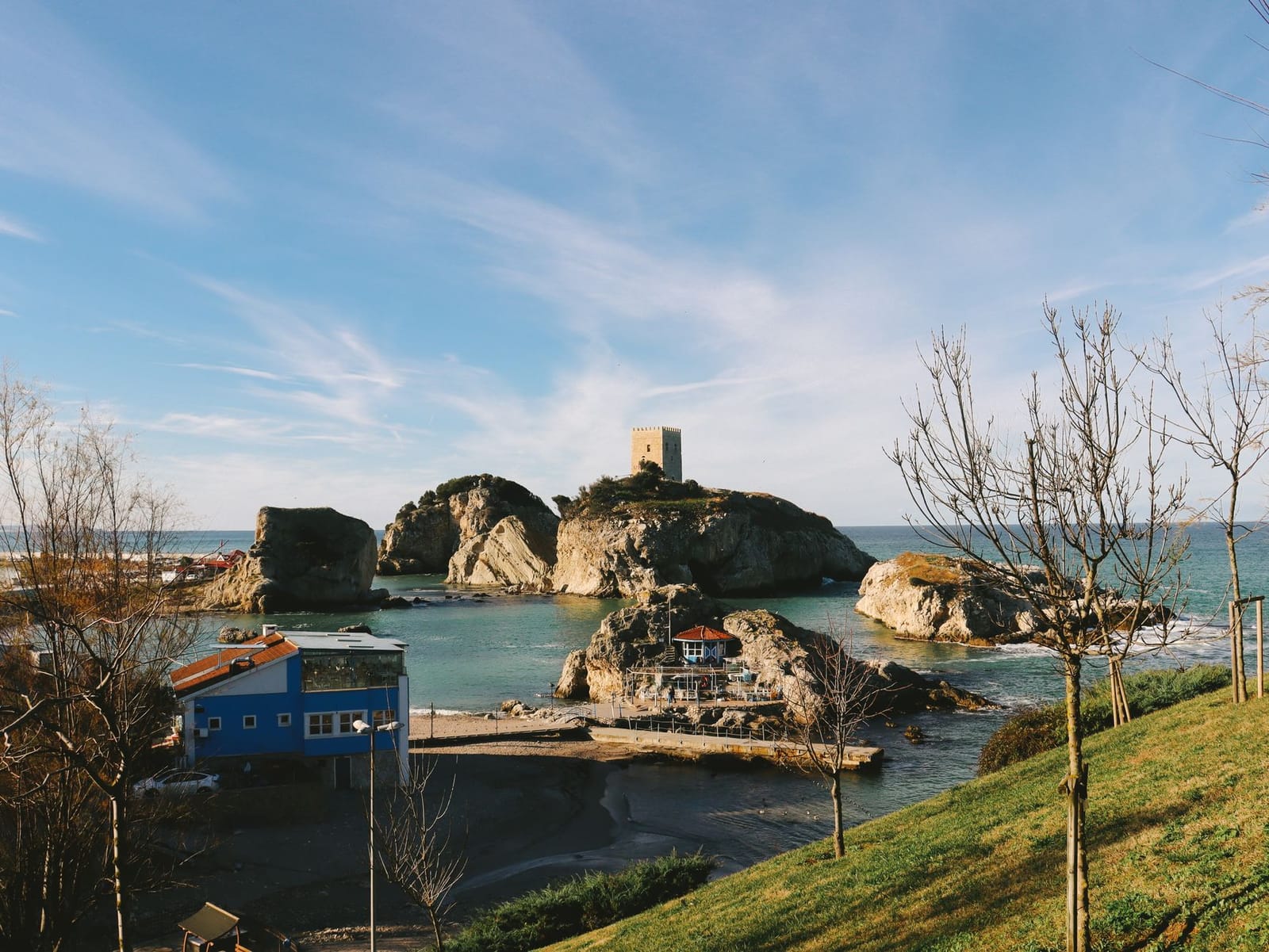Vue sur le château historique de Şile perché sur son îlot rocheux.