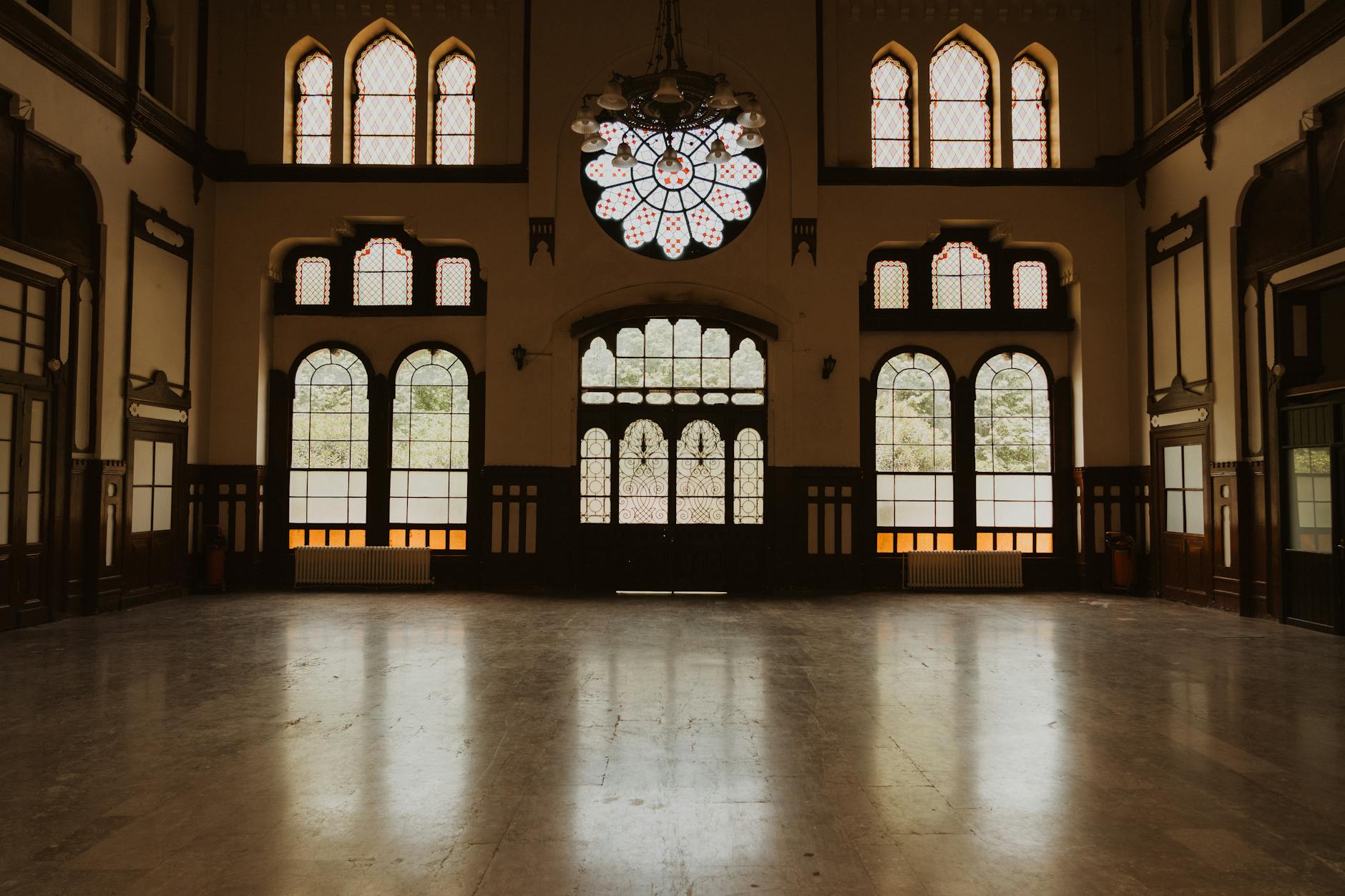 Intérieur majestueux de la salle d'attente de la gare avec vitraux.