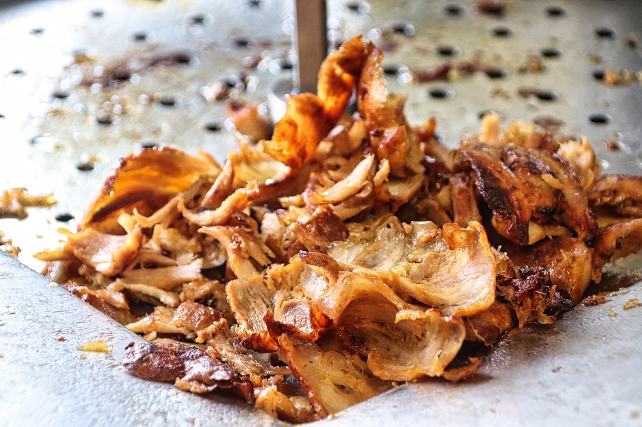 Viande de döner fraîchement découpée pour la préparation d'un véritable Iskender.
