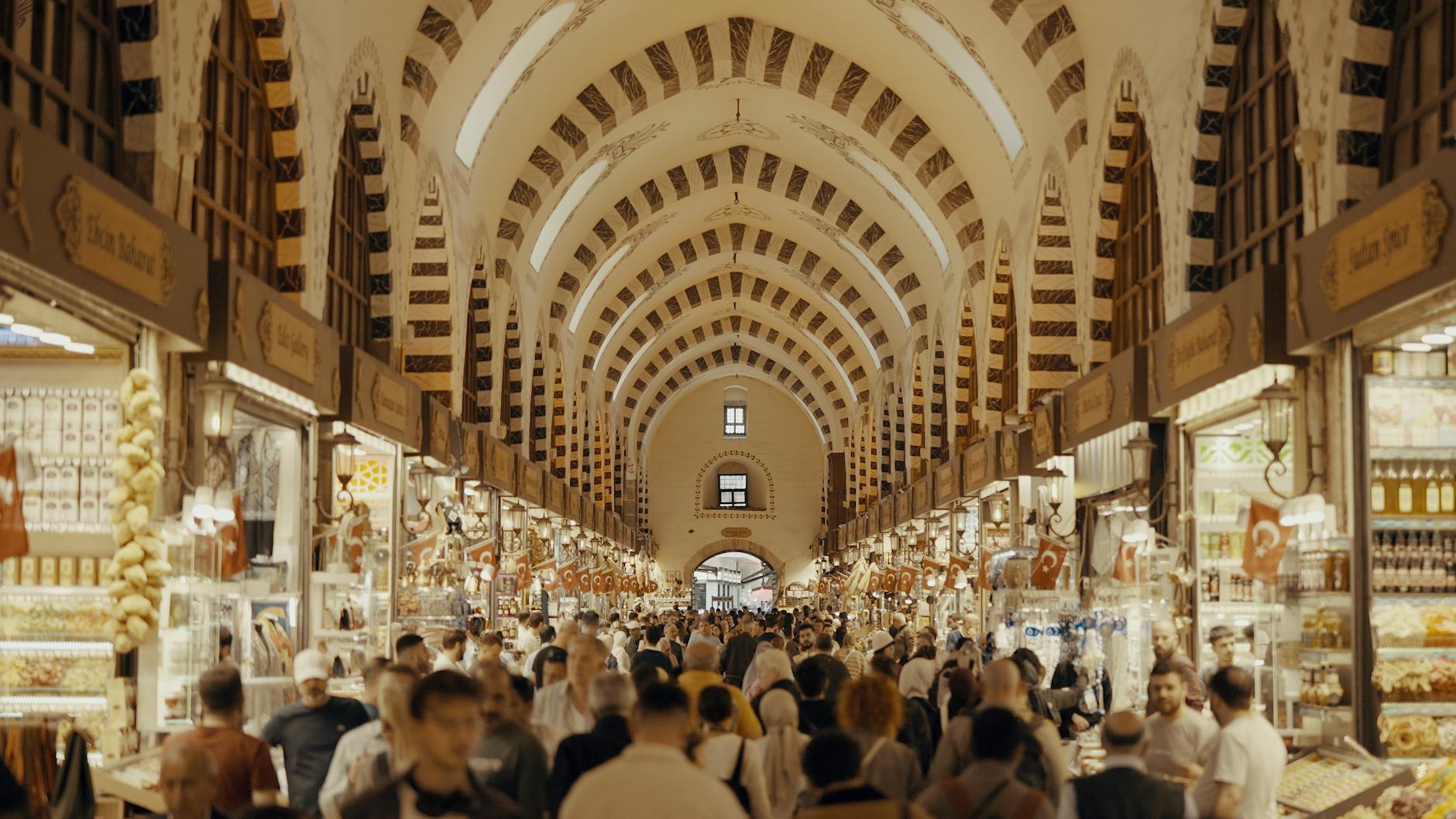 Reconnaître les arnaques classiques et circuler en sécurité à Istanbul