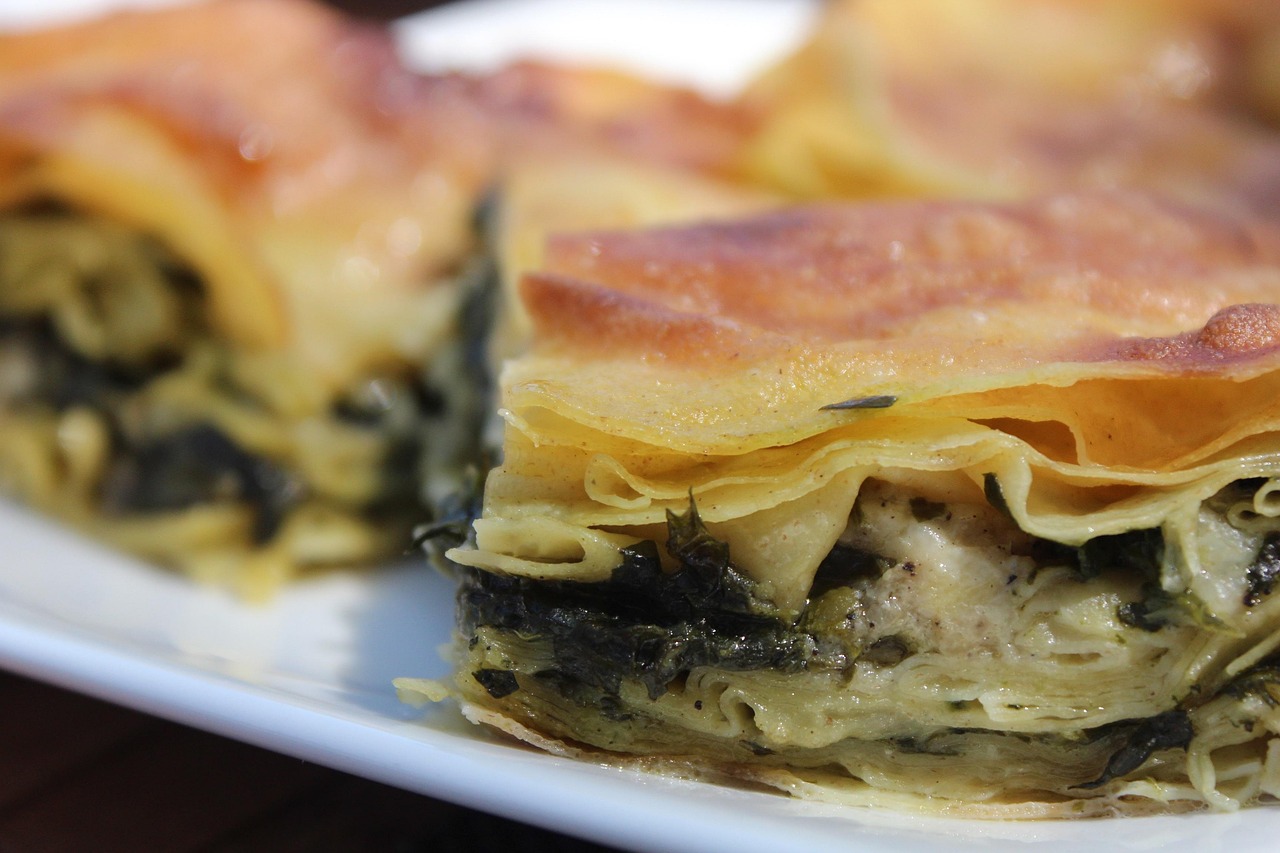 Börek feuilleté aux épinards et fromage, pâtisserie traditionnelle turque.