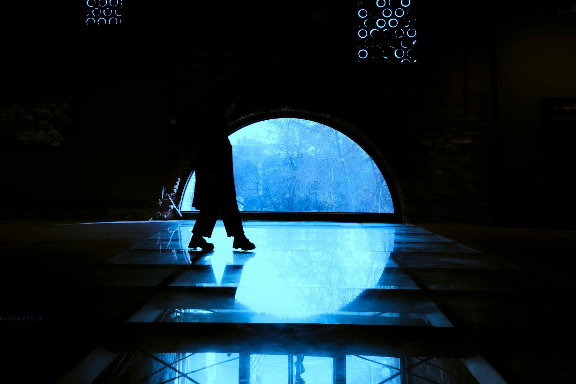 Un visiteur traverse une salle d'exposition moderne dans le quartier de Tophane.