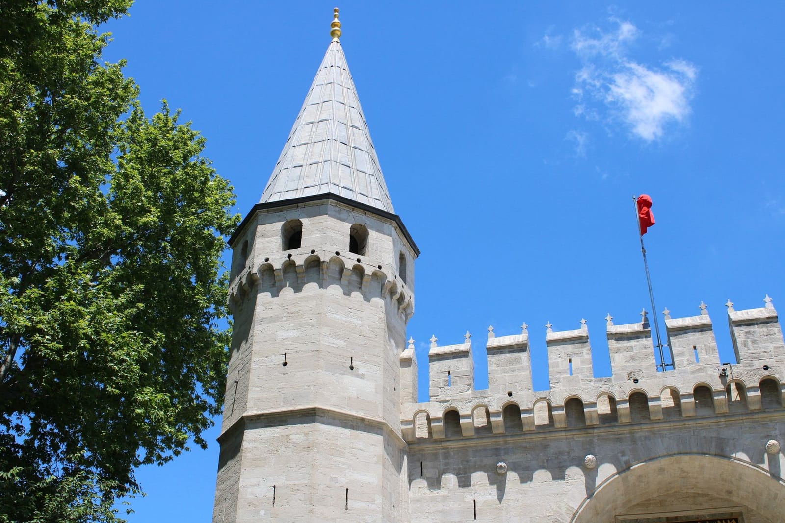 Tour crénelée de la porte du Salut à l'entrée de Topkapi.