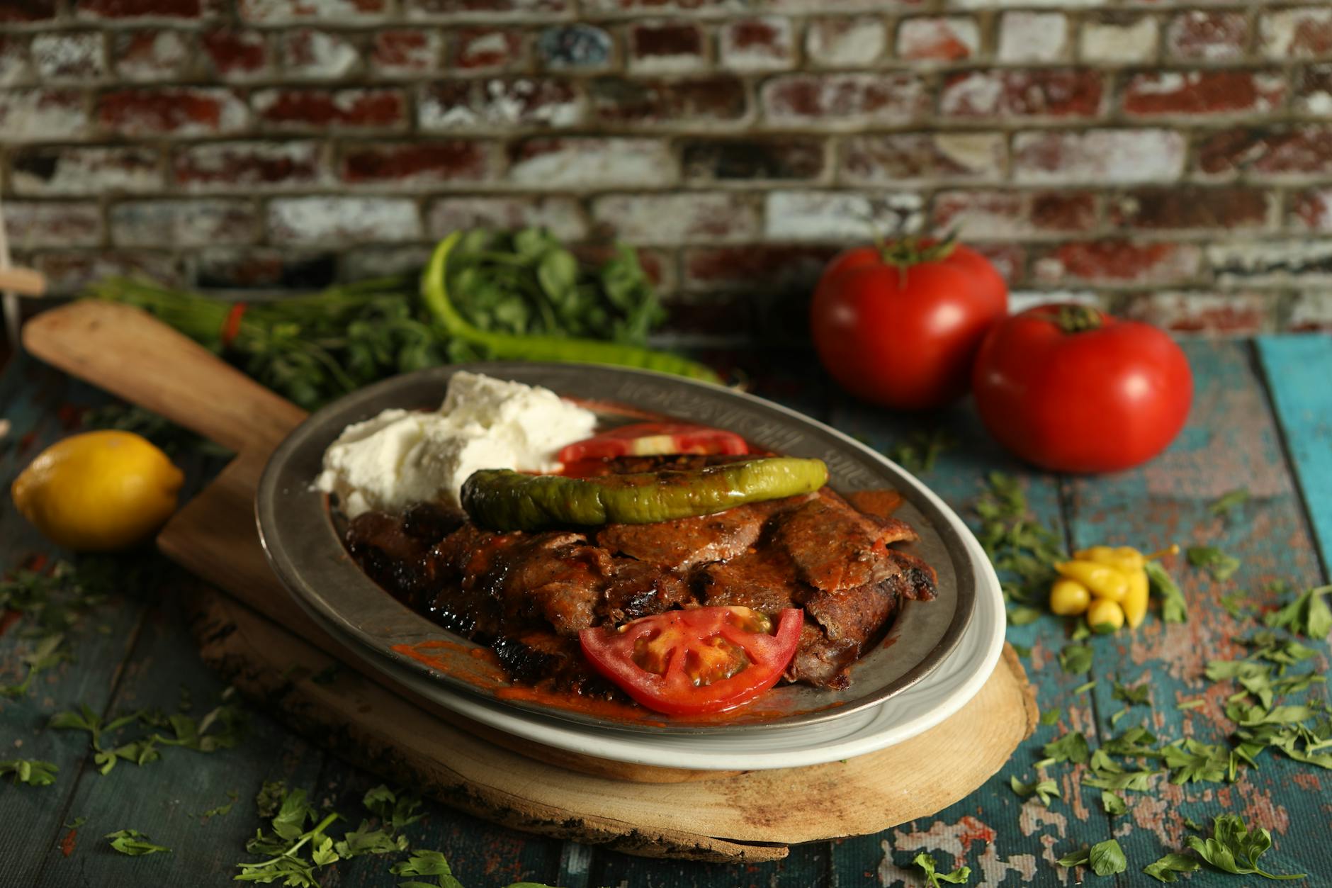 Un véritable Iskender kebab servi avec yaourt et sauce tomate à Kadıköy.