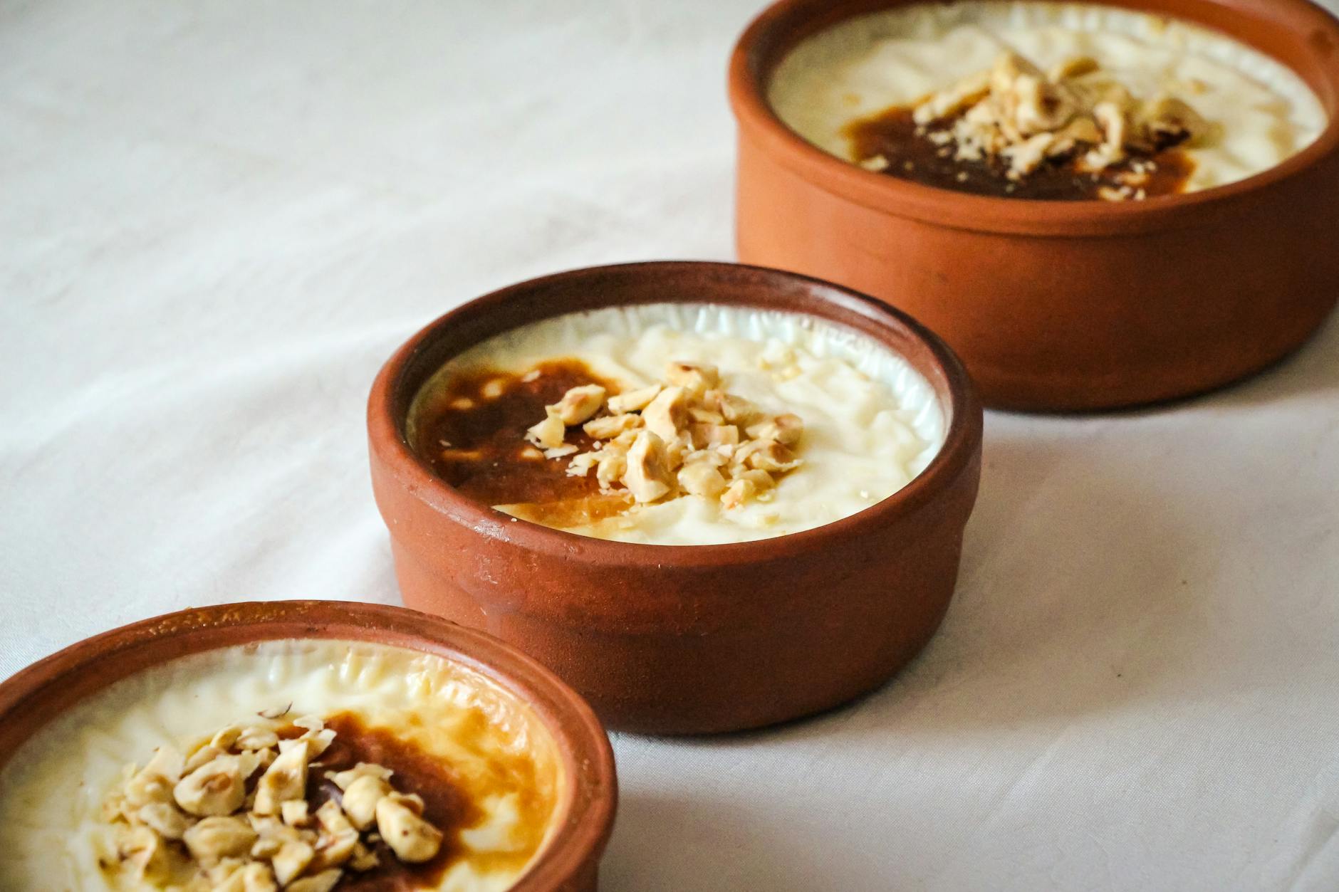 Trois pots en terre cuite remplis de riz au lait turc traditionnel.