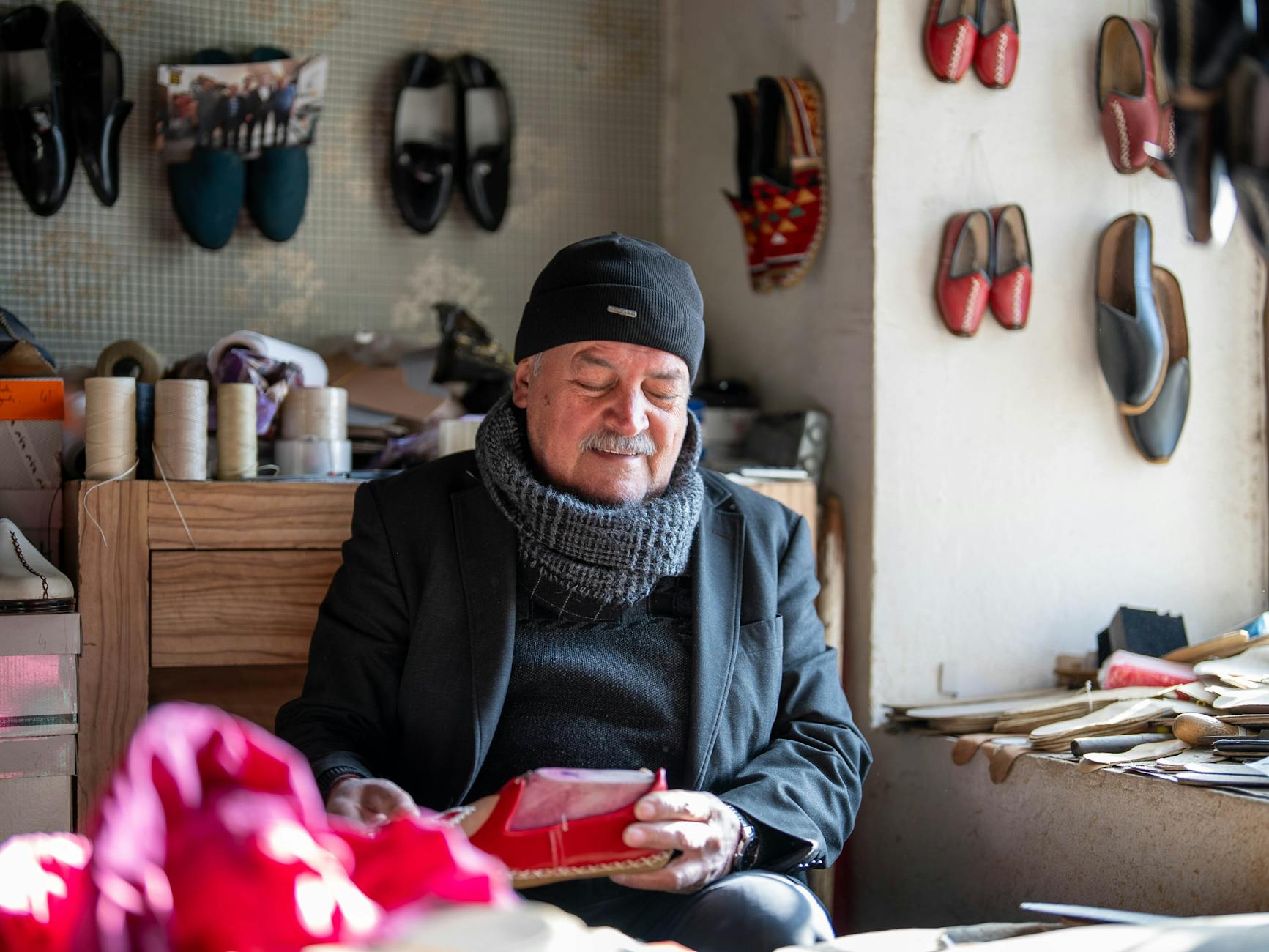 Un artisan cordonnier turc travaille avec précision dans son atelier du Grand Bazar.