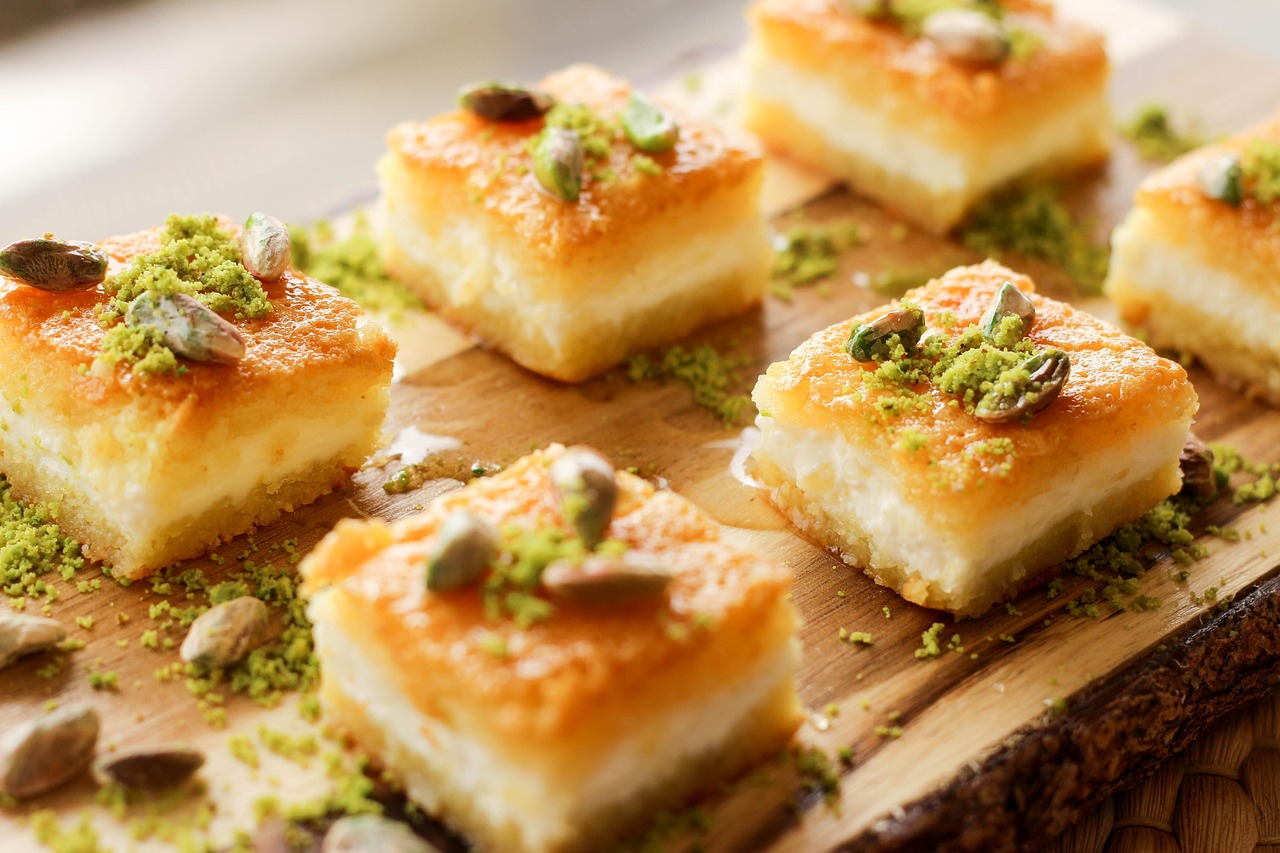 Délicieux carrés de dessert turc à la crème garnis de pistaches concassées.