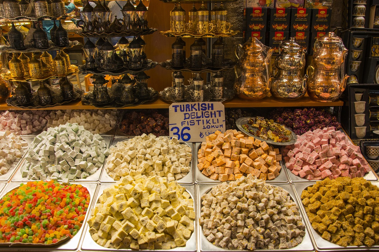 Étalage coloré de loukoums artisanaux et de services à café turc traditionnel à Eminönü.