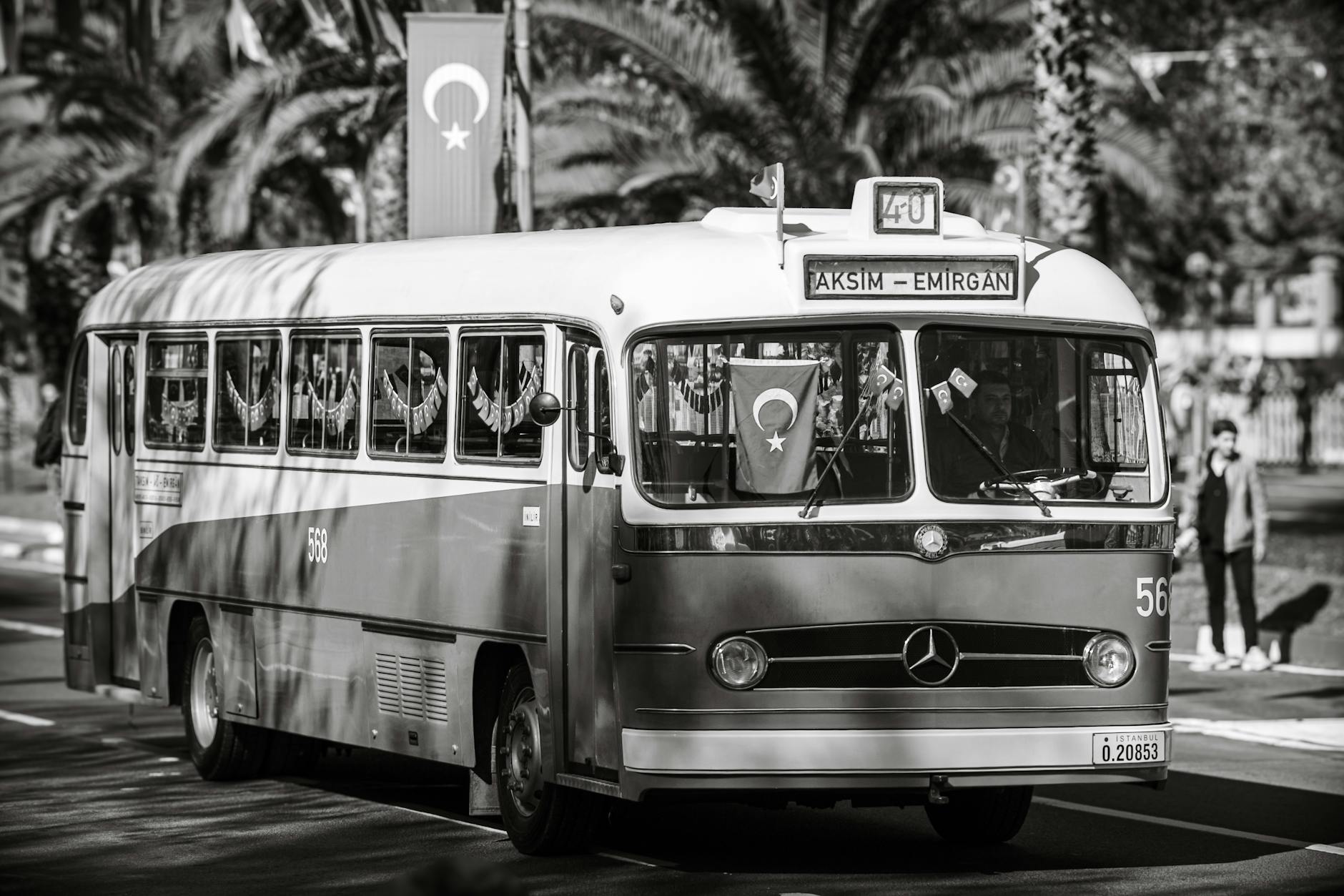 Un bus ancien affichant la destination Emirgan parcourt les rues stambouliotes.