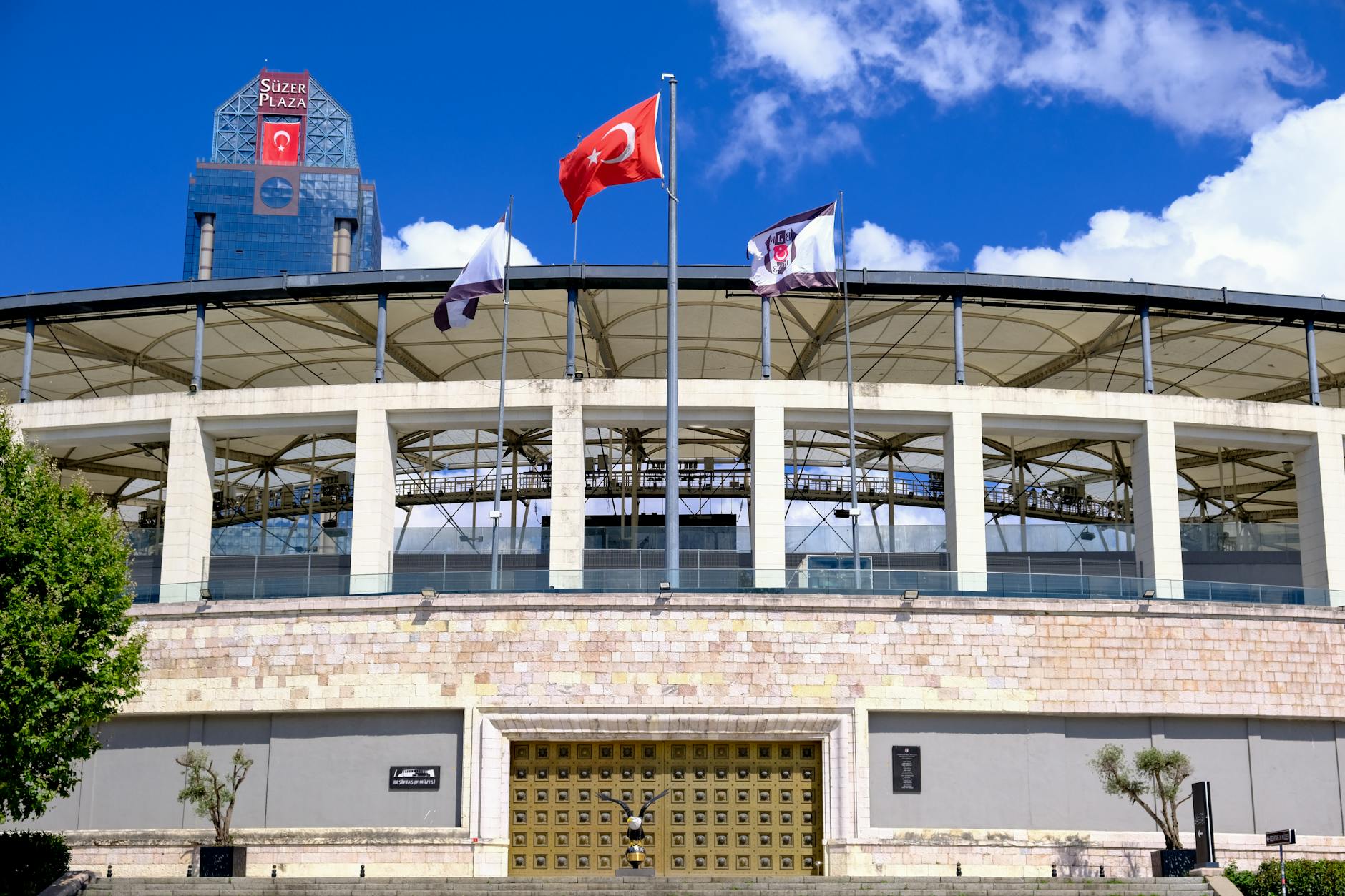 L'entrée monumentale du stade Vodafone Park, cœur battant de la ferveur sportive à Beşiktaş.